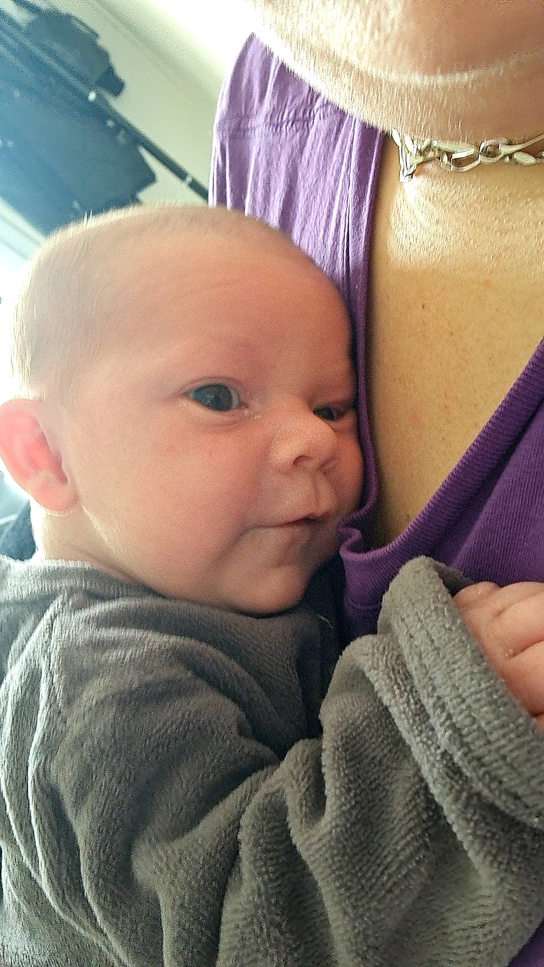 Lorenza a rejoint le concours — aidez-le/la à gagner de superbes lots ! baby, baby_toddler_clothing, cheek, chin, comfort, eyebrow, eyelash, finger, gesture, happy, iris, lip, mouth, nose, person, sitting, skin, sleeve, smile, thumb