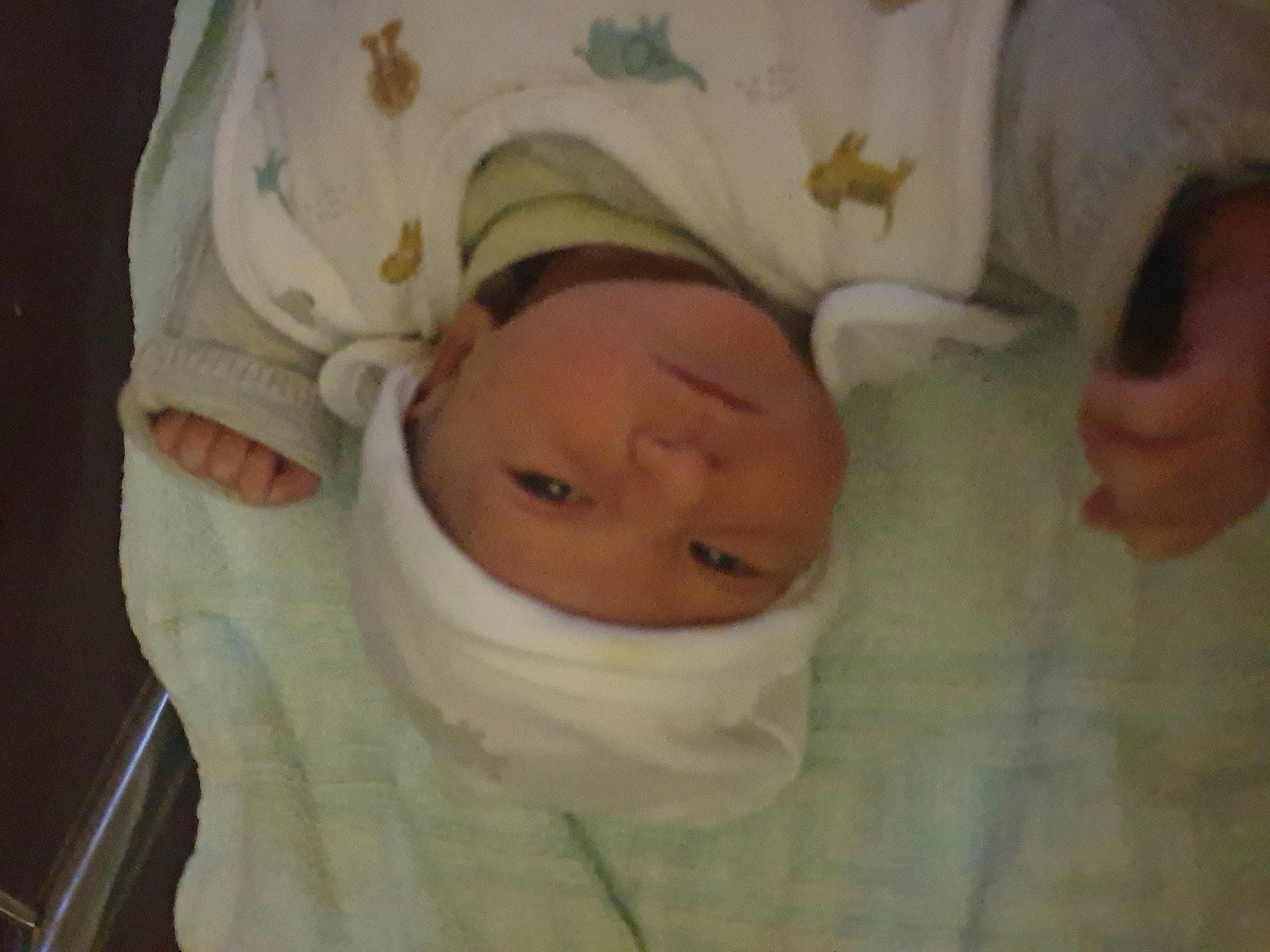 Maël participe au concours pour gagner de l'argent avec cette photo : baby, birth, cheek, child, head, headwear, mouth, person, skin