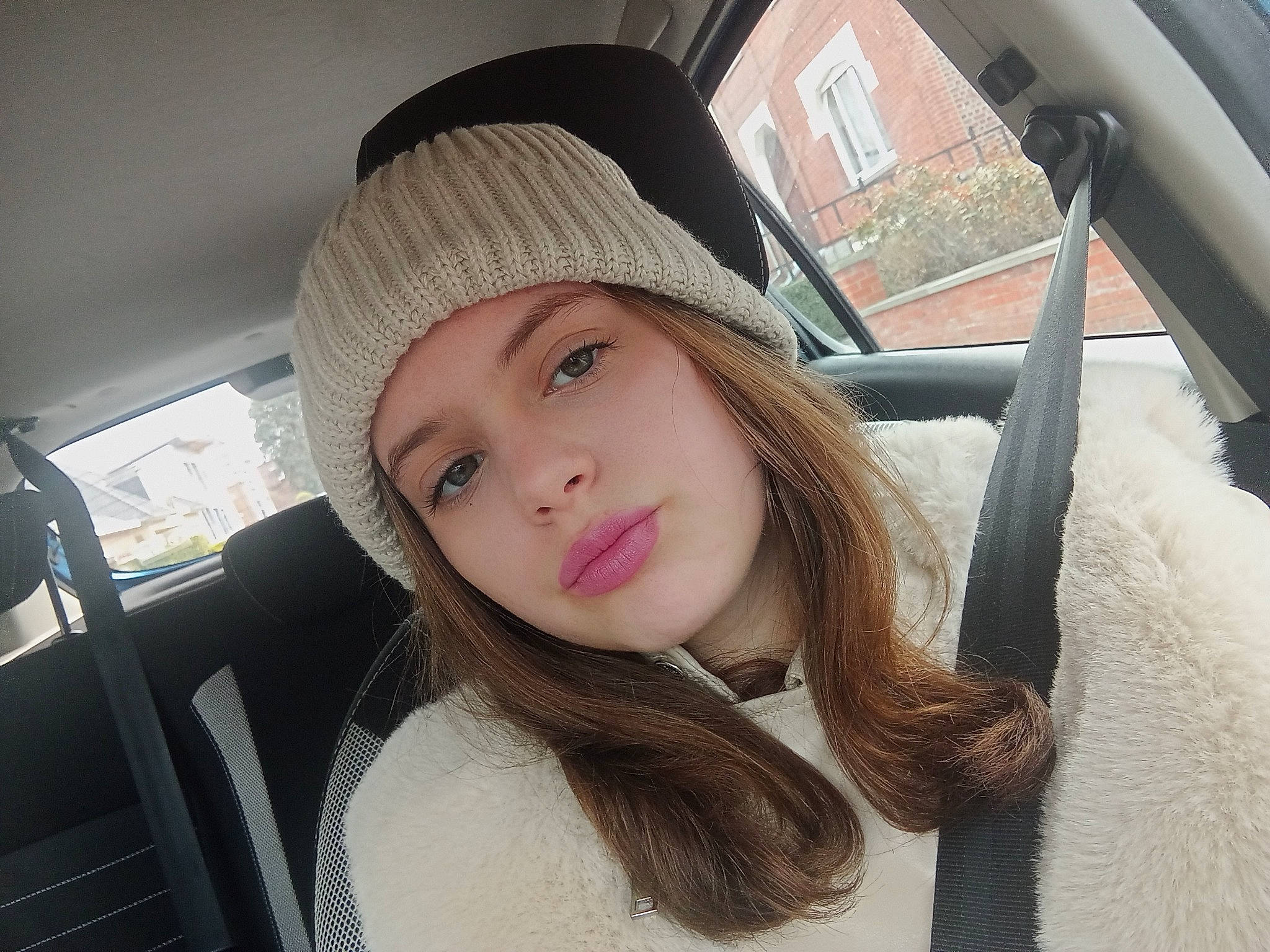 Tiffany a rejoint le concours — aidez-le/la à gagner de superbes lots ! auto_part, automotive_design, automotive_exterior, automotive_mirror, cap, car, car_seat, cool, family_car, fun, headwear, lip, motor_vehicle, person, rear_view_mirror, snow, steering_wheel, street_fashion, vehicle, vehicle_door