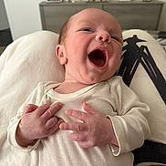 Eden a rejoint le concours — aidez-le/la à gagner de superbes lots ! baby, newborn, infant, smiling, mouth_open, hands, onesie, lap, closeup, portrait, cheerful, indoor, blanket, furniture, dresser, photography, skin, head, happy, tiny_fingers