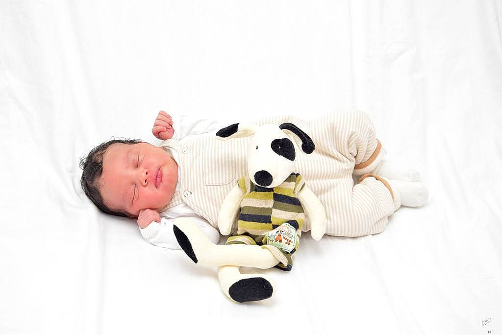 Hermès a rejoint le concours — aidez-le/la à gagner de superbes lots ! baby, baby_products, baby_sleeping, baby_toddler_clothing, carmine, child, comfort, fashion_accessory, font, human_body, knee, linens, person, plush, room, sitting, sleeve, stuffed_toy, teddy_bear, thigh