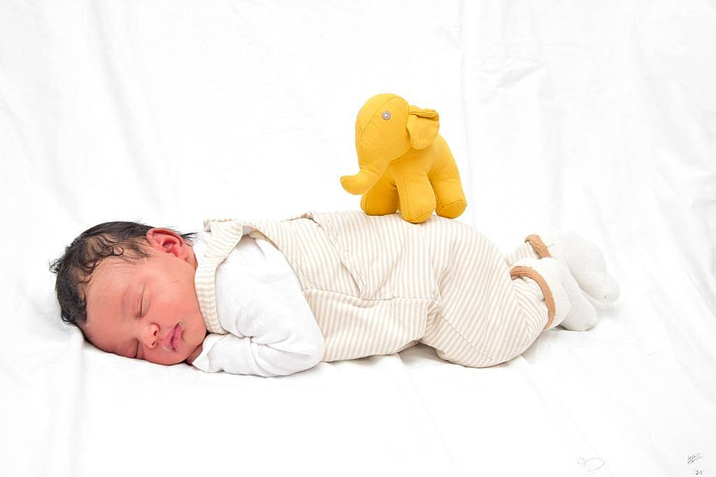 Hermès participe au concours pour gagner de l'argent avec cette photo : arm, baby, baby_products, baby_sleeping, baby_toddler_clothing, bed, bedding, child, comfort, finger, knee, leg, linens, person, plush, room, sitting, sleeve, stuffed_toy, teddy_bear