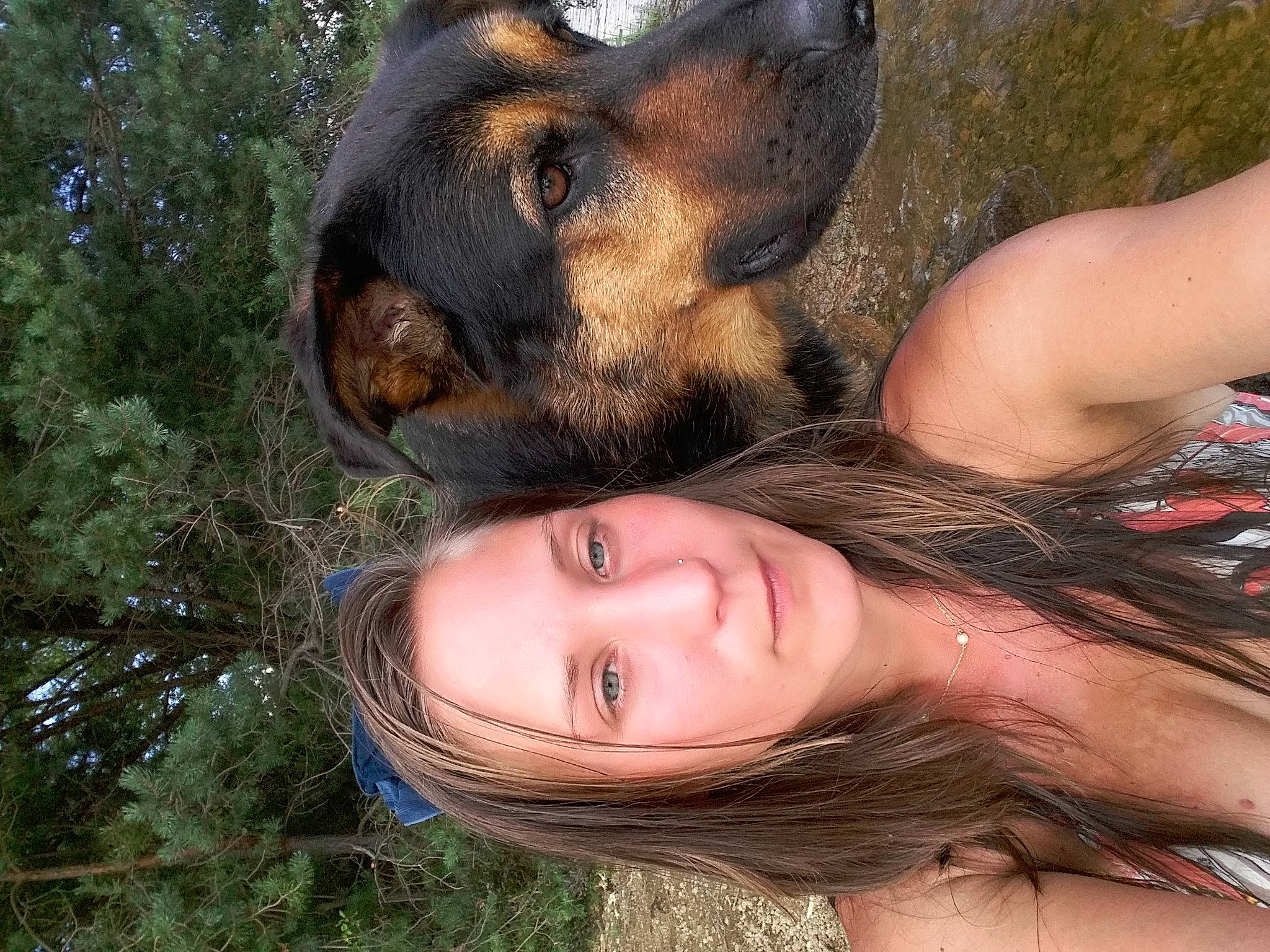Taz participe au concours pour gagner de l'argent avec cette photo : black_hair, dress, eye, eyelash, eyewear, face, fawn, flash_photography, gesture, glasses, grass, happy, head, jaw, people_in_nature, plant, selfie, smile, sunglasses, tree