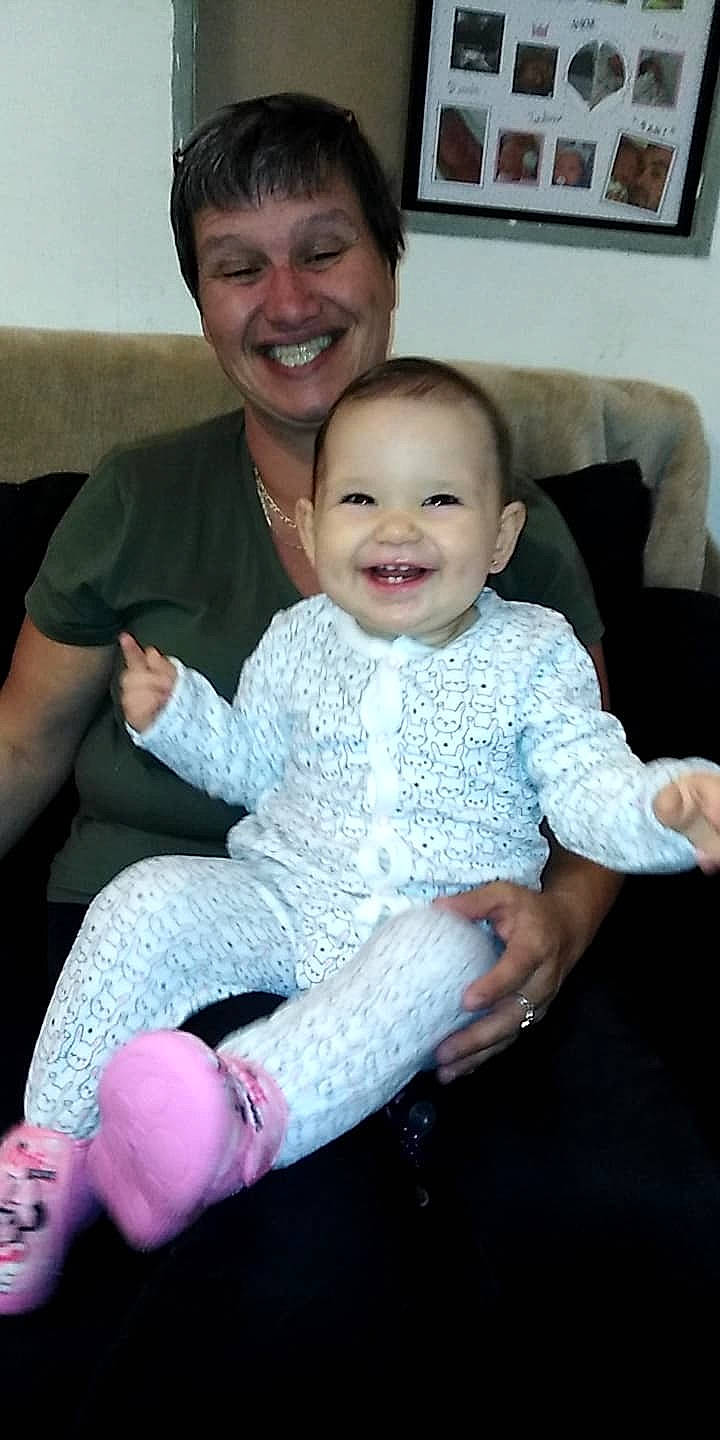 Maëlyce participe au concours pour gagner de l'argent avec cette photo : child, daughter, day, family, father, fun, girl, happiness, infant, joy, leg, mother, people, person, pink, product, sitting, skin, smile, textile