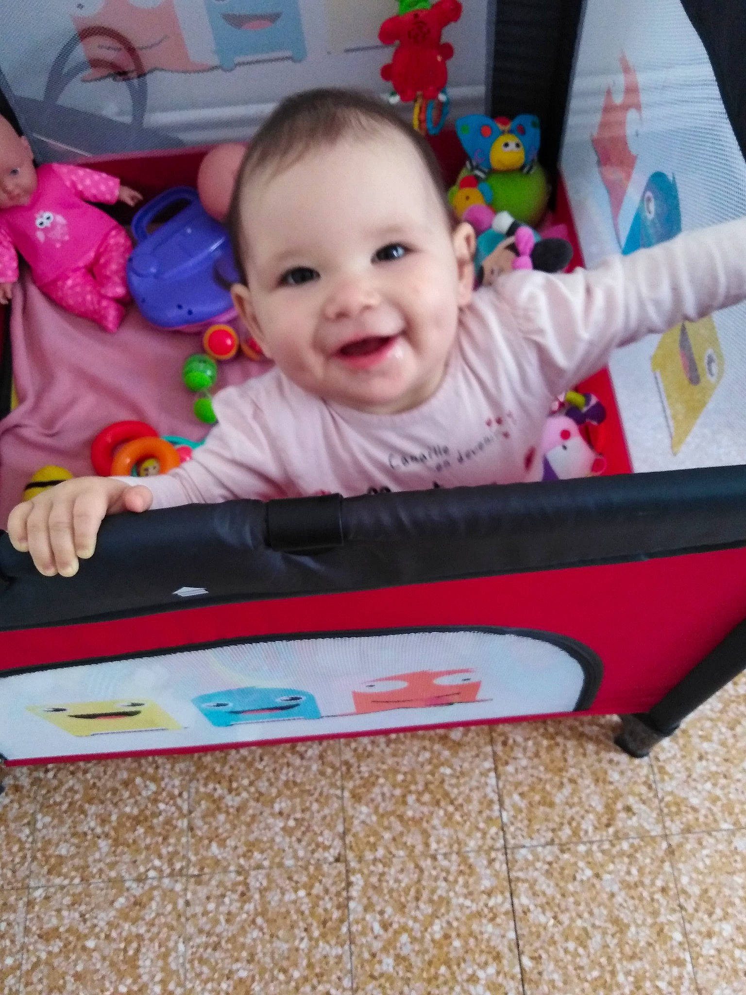 Maëlyce a rejoint le concours — aidez-le/la à gagner de superbes lots ! baby_products, child, day, fun, infant, joy, person, play, product, toddler, toy