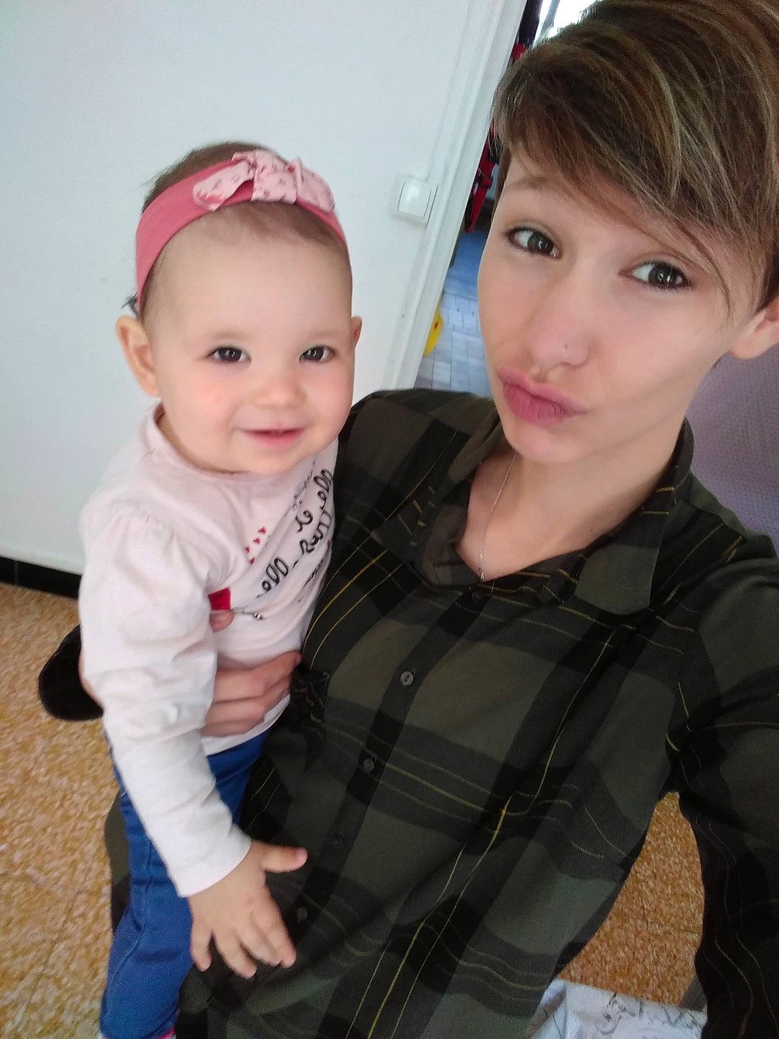 Maëlyce a rejoint le concours — aidez-le/la à gagner de superbes lots ! child, cool, daughter, day, fun, girl, hair, hairstyle, human_hair_color, person, product, sibling, skin, smile, textile, toddler