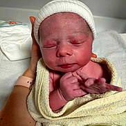 Tiago participe au concours pour gagner de l'argent avec cette photo : newborn, baby, infant, wrapped, towel, hat, hand, skin, sleeping, cute, human, person, child, soft, pink, fresh, hospital, delicate, small, peaceful