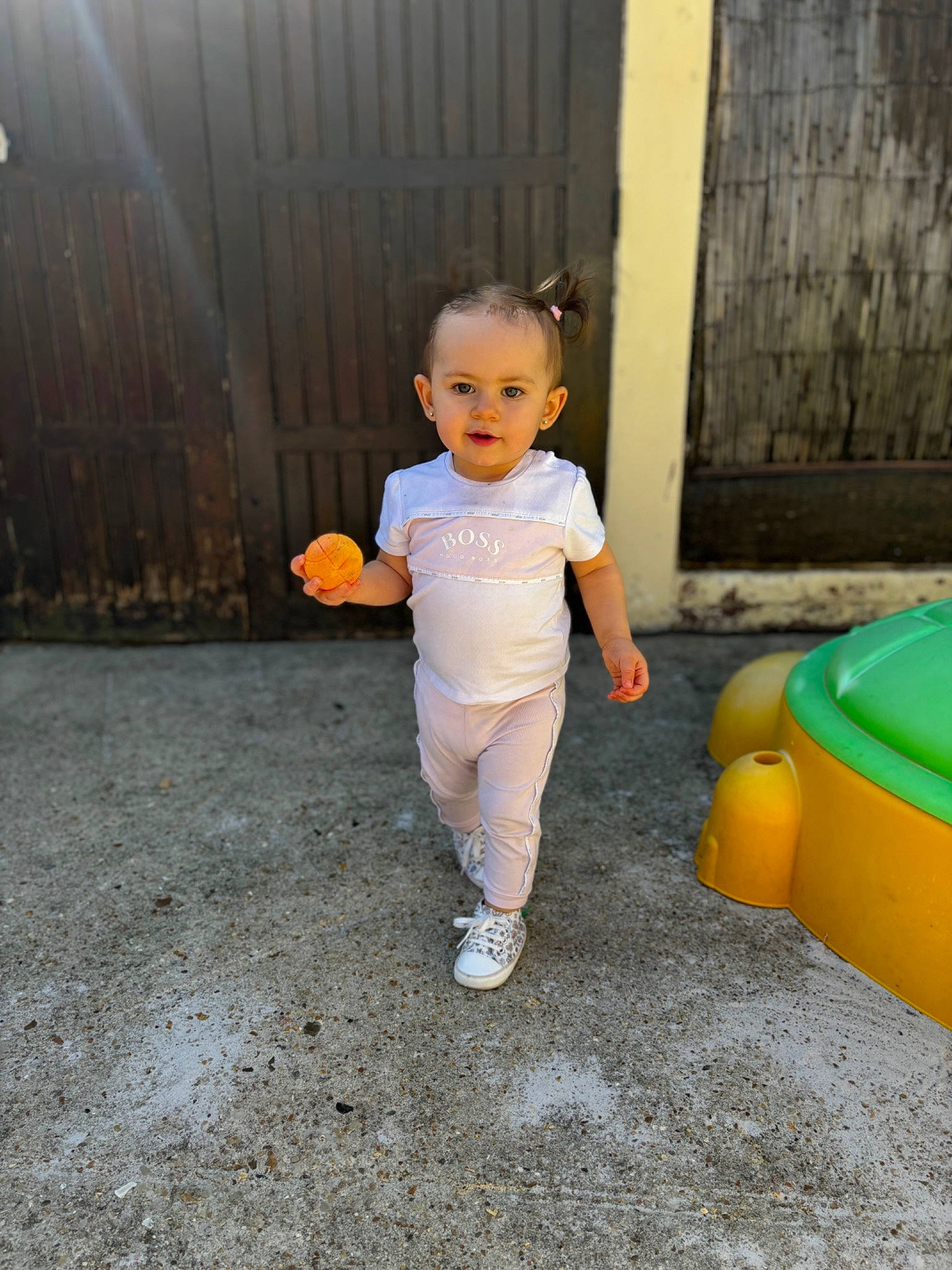 Shelsea participe au concours pour gagner de l'argent avec cette photo : asphalt, baby, child, chute, door, eye, flooring, fun, grass, happy, human_leg, leisure, person, play, recreation, road_surface, sitting, toddler, tree, vacation