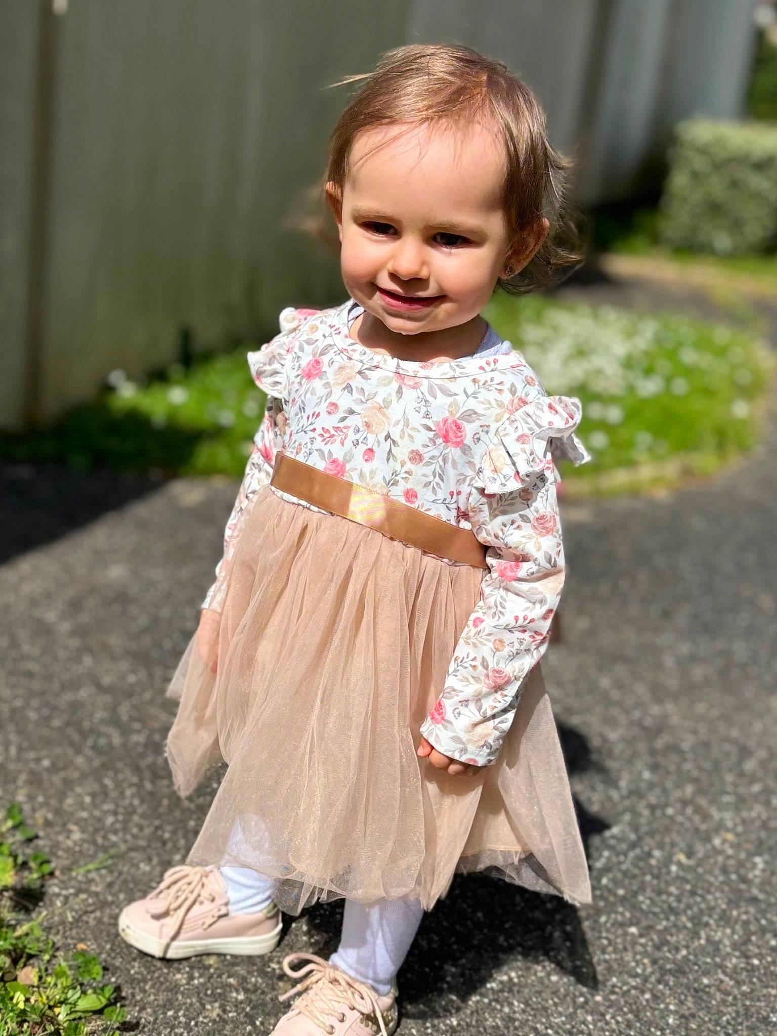 Shelsea participe au concours pour gagner de l'argent avec cette photo : baby, baby_toddler_clothing, day_dress, dress, eye, face, footwear, grass, hair, hairstyle, happy, head, joy, leg, people_in_nature, person, plant, shoulder, sleeve, smile