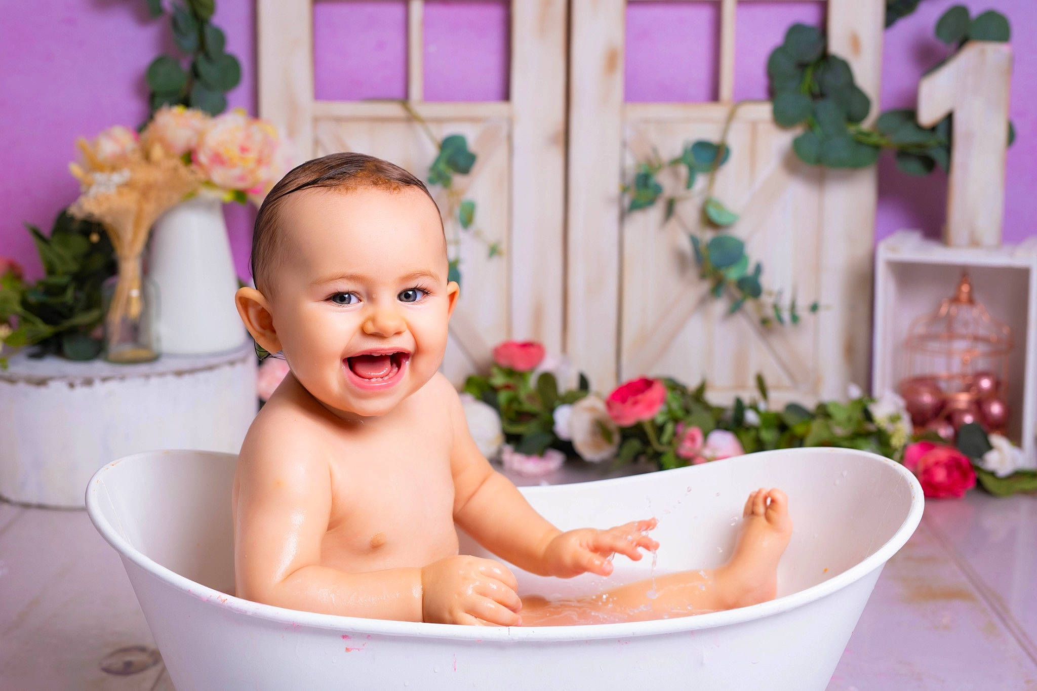 Shelsea a rejoint le concours — aidez-le/la à gagner de superbes lots ! baby, baby_bathing, baby_toddler_clothing, bathing, cheek, child, event, flower, flowerpot, fun, happy, houseplant, leisure, person, pink, plant, rose, skin, smile, toddler