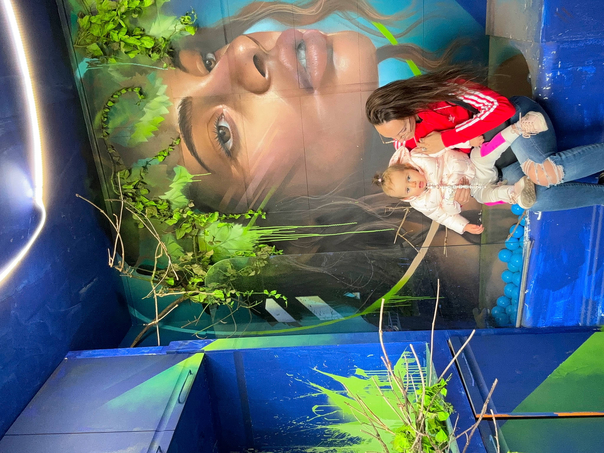 Shelsea participe au concours pour gagner de l'argent avec cette photo : art, blue, electric_blue, event, eyelash, fun, grass, green, happy, headwear, leisure, light, organism, people_in_nature, person, plant, sculpture, snapshot, tree, vertebrate