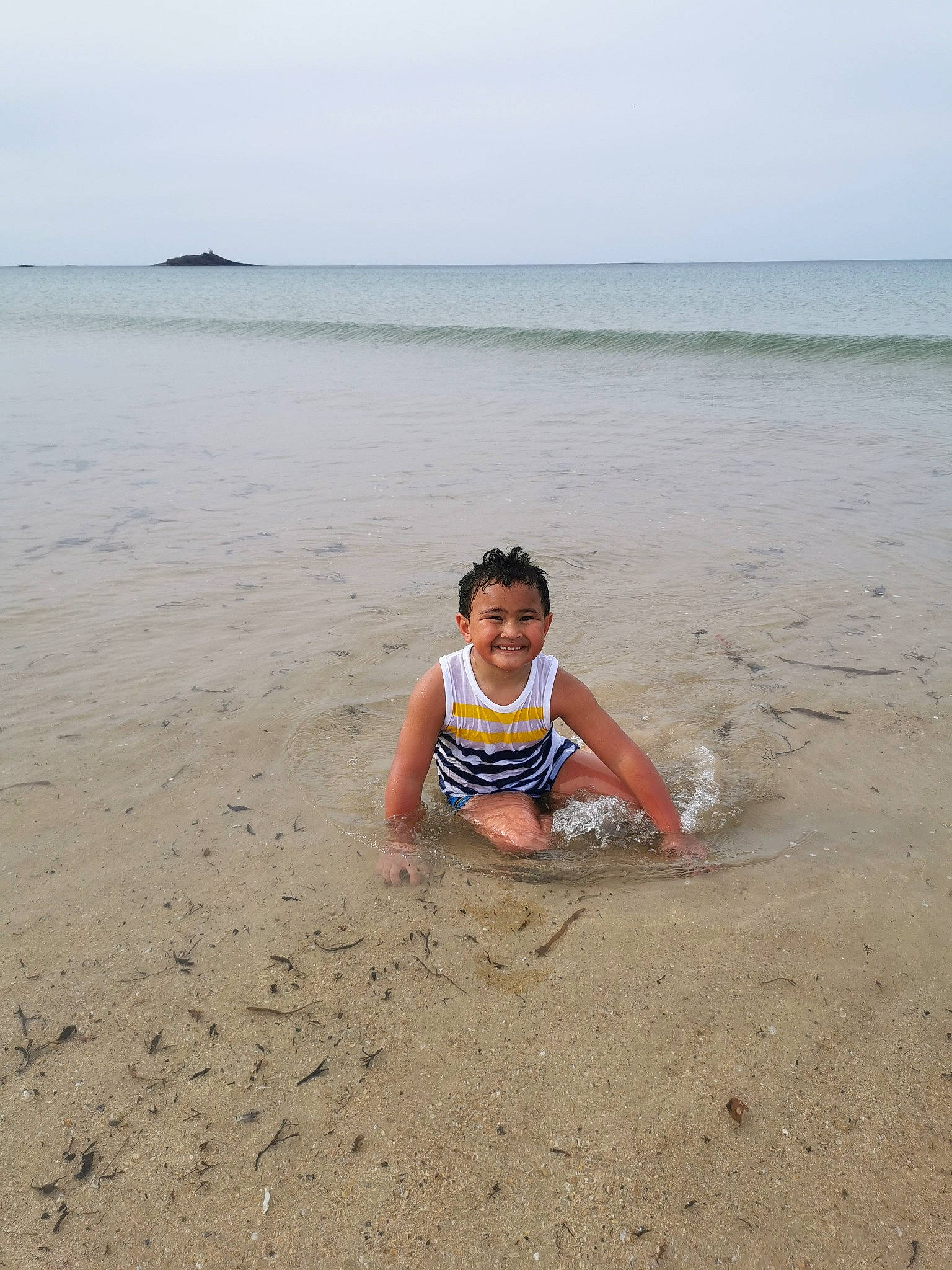 Aolyson participe au concours pour gagner de l'argent avec cette photo : barefoot, beach, cloud, fun, happy, horizon, joy, landscape, leisure, people_in_nature, people_on_beach, person, recreation, sky, smile, soil, t_shirt, toddler, travel, water