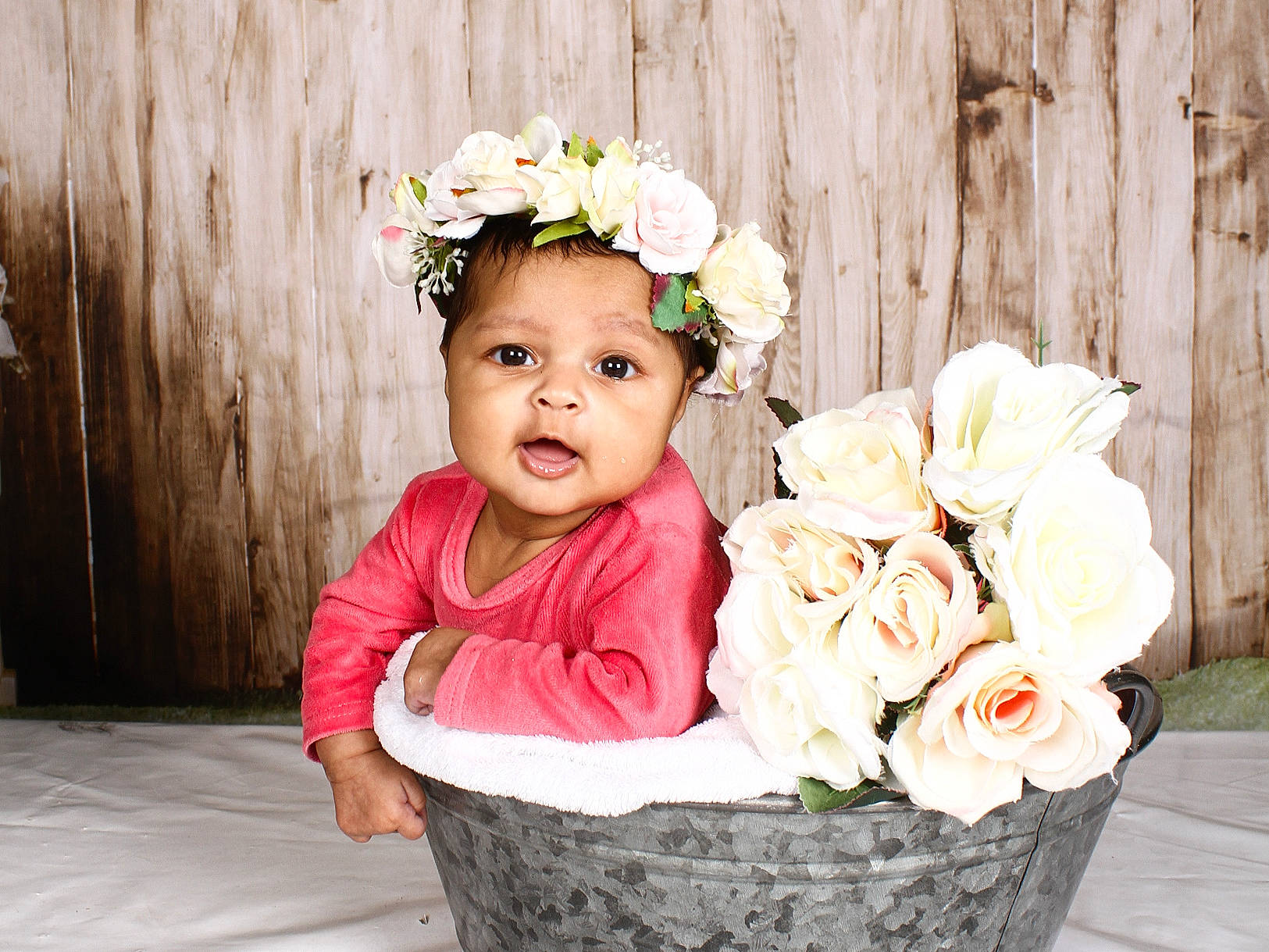 Thalia participe au concours pour gagner de l'argent avec cette photo : baby, baby_toddler_clothing, child, cut_flowers, dress, flower, flower_arranging, grass, happy, headband, headpiece, hybrid_tea_rose, person, petal, pink, plant, rose, rose_family, sitting, toddler