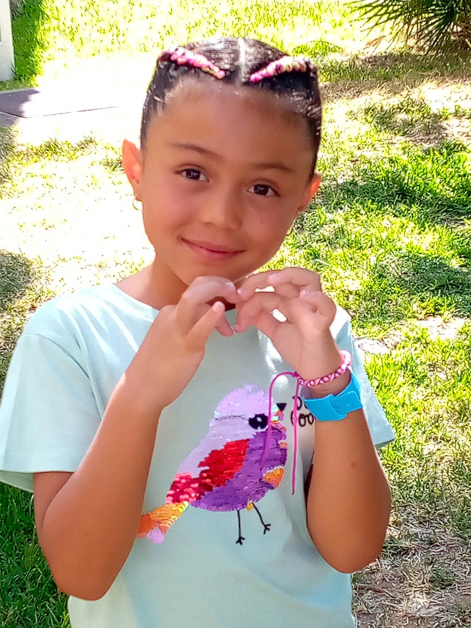 Jade participe au concours pour gagner de l'argent avec cette photo : botany, chest, child, eyelash, facial_expression, fun, gesture, grass, happy, headwear, jewellery, joy, leisure, lip, people_in_nature, person, pink, plant, skin, sleeve