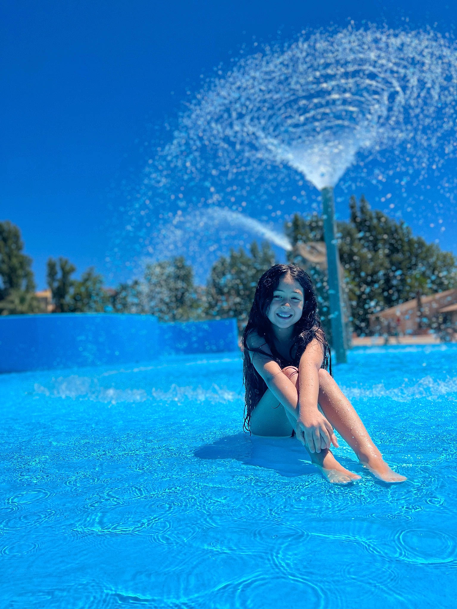 Layna a rejoint le concours — aidez-le/la à gagner de superbes lots ! azure, barefoot, blue, electric_blue, flash_photography, fun, grass, happy, joy, leisure, ocean, people_in_nature, person, recreation, sky, smile, travel, tree, water, wave