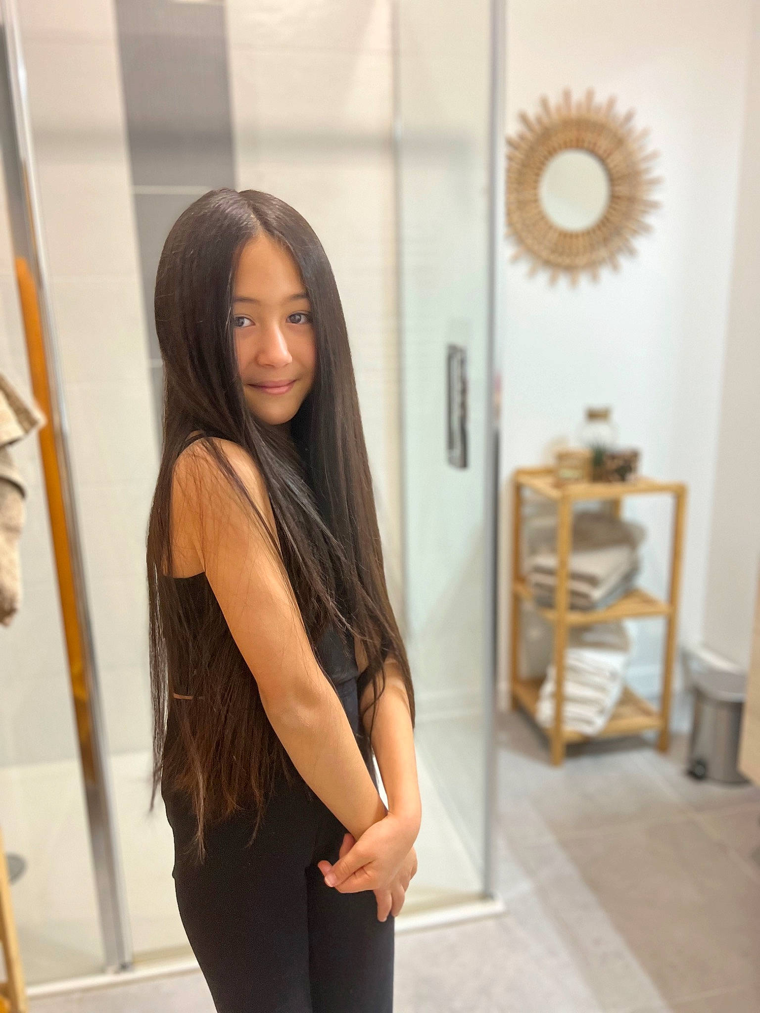 Layna participe au concours pour gagner de l'argent avec cette photo : abdomen, brown_hair, elbow, event, face, fashion_accessory, fashion_design, flash_photography, flooring, human_leg, joy, knee, layered_hair, long_hair, person, room, sleeve, smile, sportswear, thigh