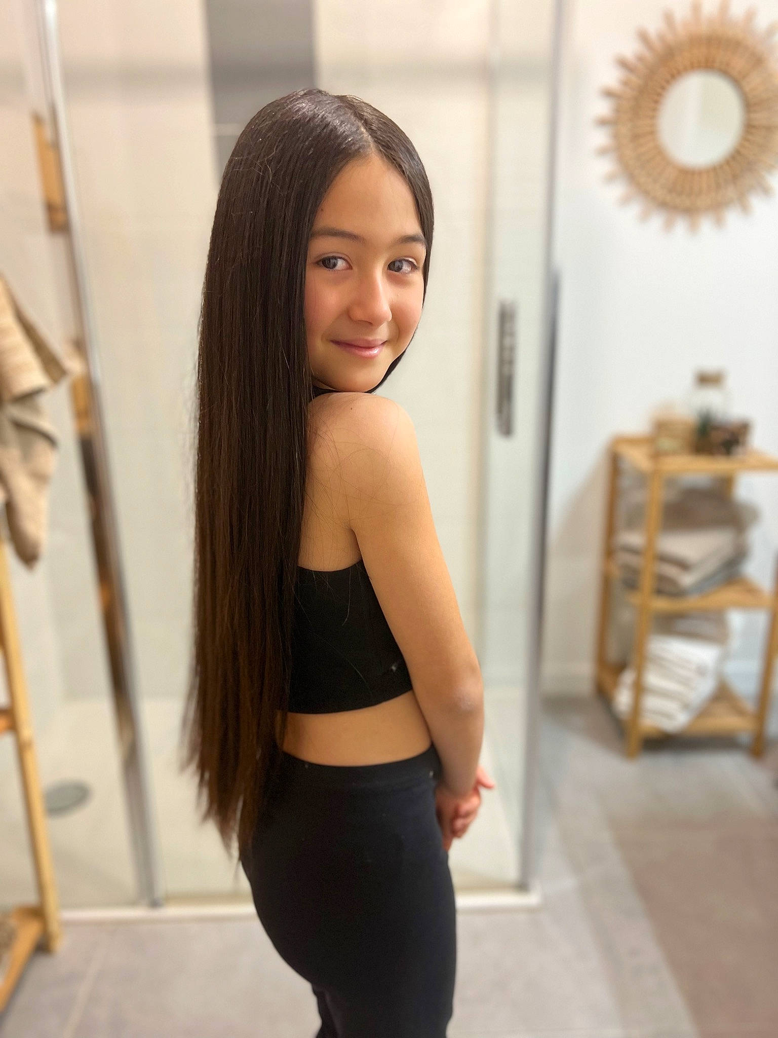 Layna participe au concours pour gagner de l'argent avec cette photo : abdomen, active_pants, black_hair, chest, elbow, hairstyle, joint, joy, knee, long_hair, neck, person, shoulder, sleeve, smile, sportswear, standing, stomach, thigh, trunk