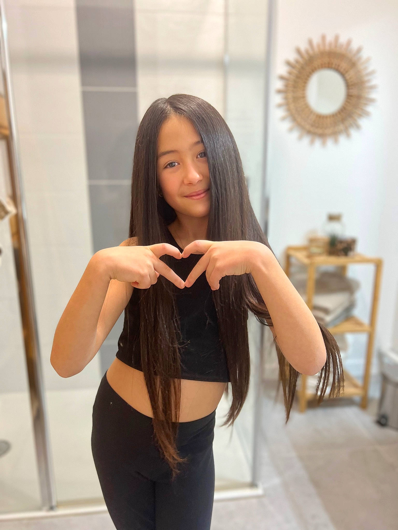 Layna a rejoint le concours — aidez-le/la à gagner de superbes lots ! abdomen, black_hair, blazer, brown_hair, chest, collar, event, fashion_design, fashion_model, formal_wear, human_leg, joy, long_hair, navel, person, sleeve, smile, spandex, sportswear, thigh