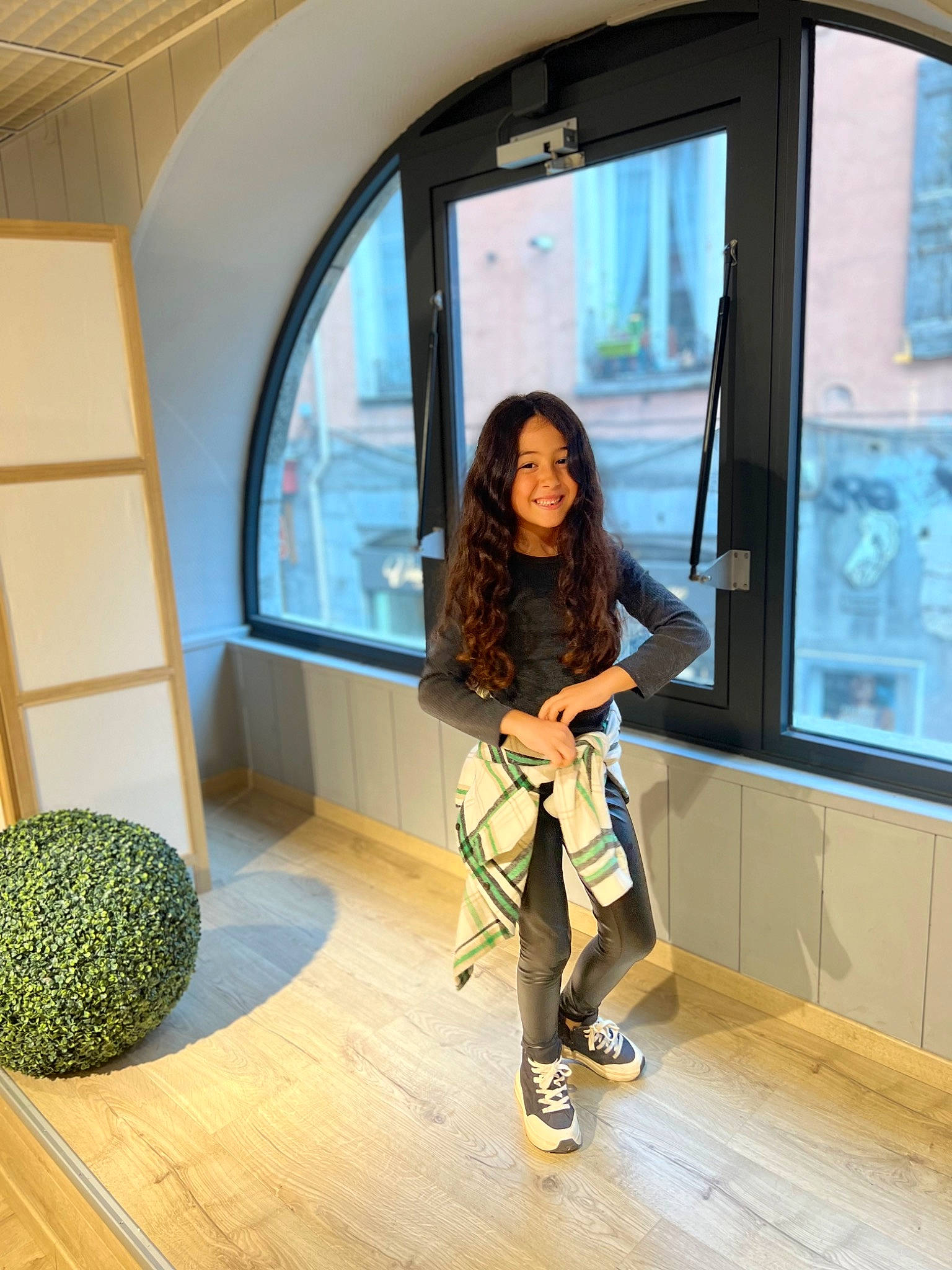 Layna participe au concours pour gagner de l'argent avec cette photo : architecture, bag, boot, fashion_design, floor, flooring, fun, hardwood, human_leg, interior_design, joy, knee, leisure, luggage_and_bags, person, room, smile, standing, thigh, waist