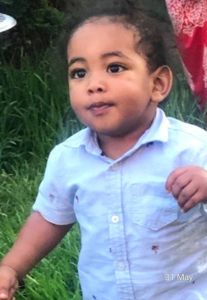 Meleek is registered to the contest to win money with this photo: chin, cool, dress_shirt, facial_expression, forehead, gesture, hair, hairstyle, happy, iris, lip, mouth, nature, nose, people_in_nature, person, plant, shirt, skin, sleeve