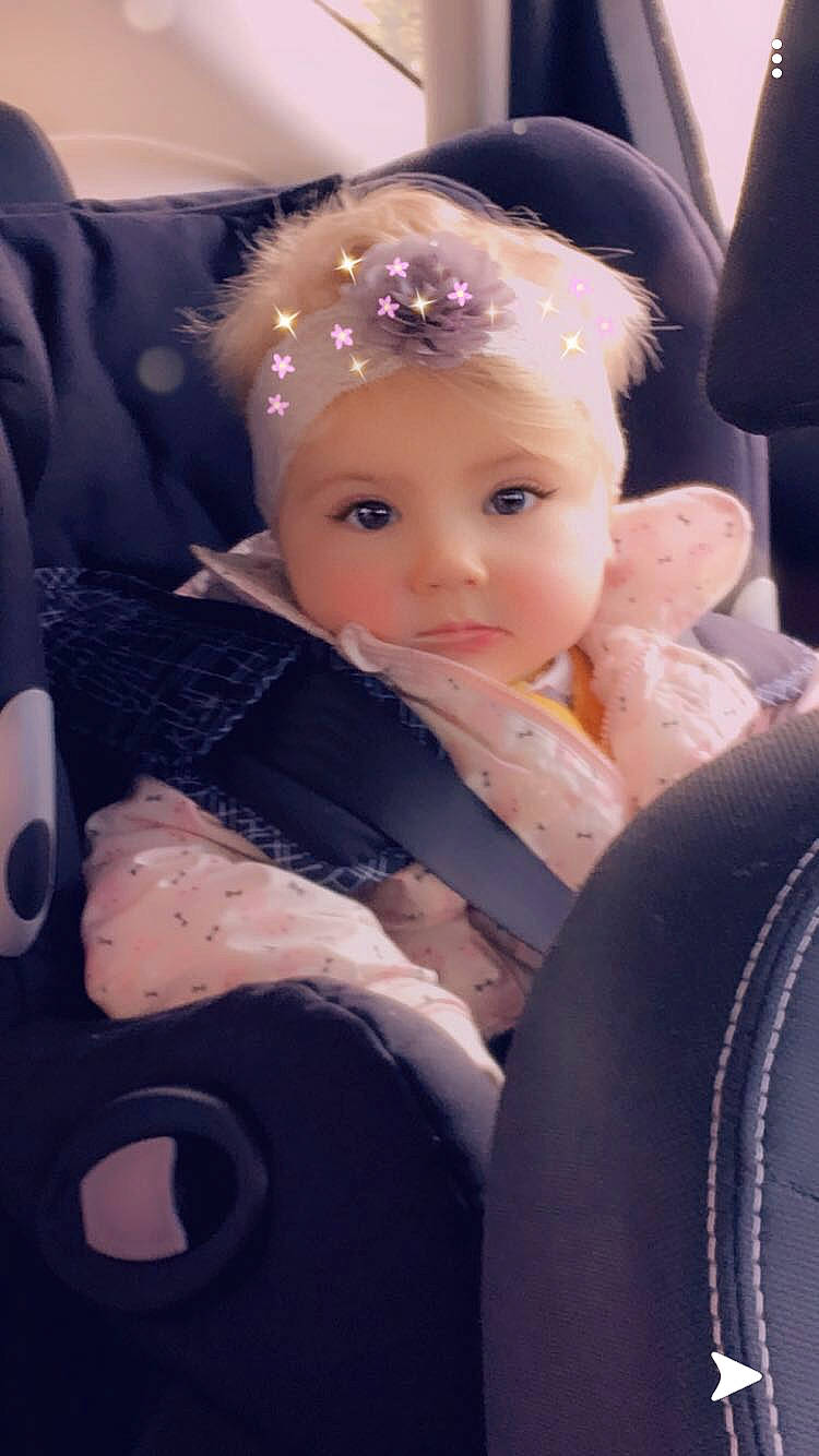 Blanche a rejoint le concours — aidez-le/la à gagner de superbes lots ! baby, car_seat, cheek, child, eye, hair_accessory, head, headgear, iris, person, skin, toddler