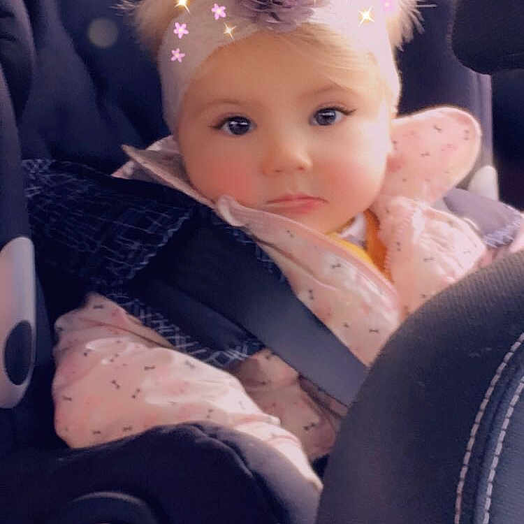 Blanche a rejoint le concours — aidez-le/la à gagner de superbes lots ! baby, car_seat, cheek, child, eye, hair_accessory, head, headgear, iris, person, skin, toddler
