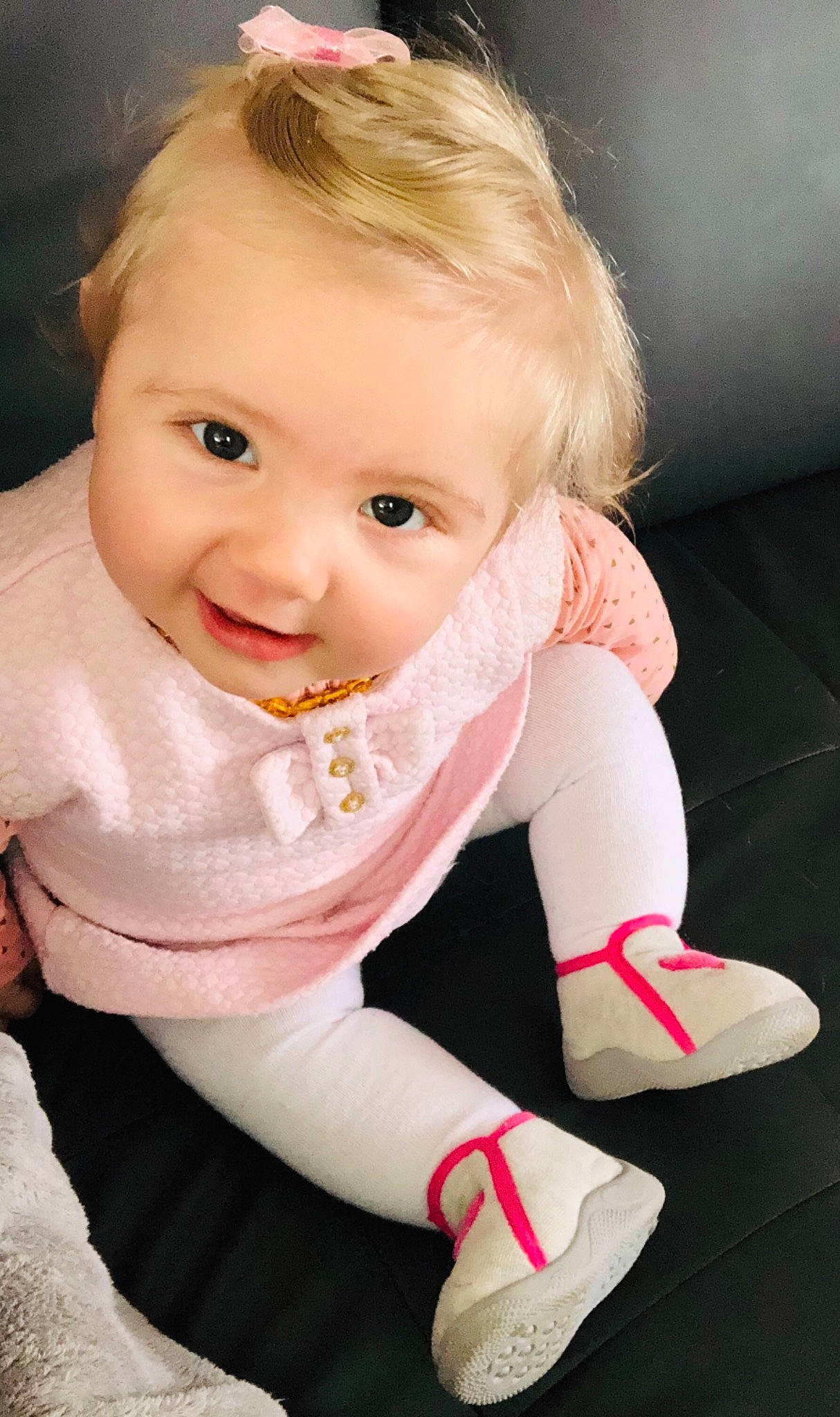 Blanche a rejoint le concours — aidez-le/la à gagner de superbes lots ! baby, beauty, blond, cheek, child, child_model, chin, eye, face, head, iris, lip, mouth, nose, person, pink, portrait_photography, sitting, skin, smile