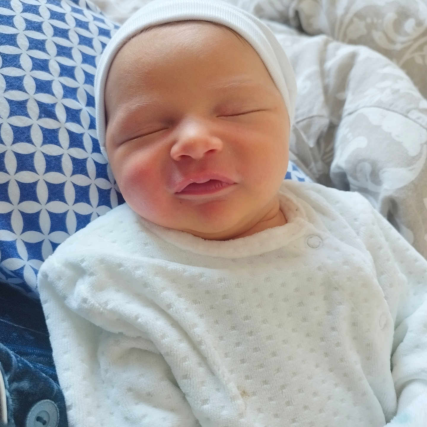 Lyam a rejoint le concours — aidez-le/la à gagner de superbes lots ! architecture, baby, bed, blanket, bonnet, building, clothing, cushion, face, furniture, hat, head, homedecor, hospital, newborn, person, photography, portrait, quilt, sleeping