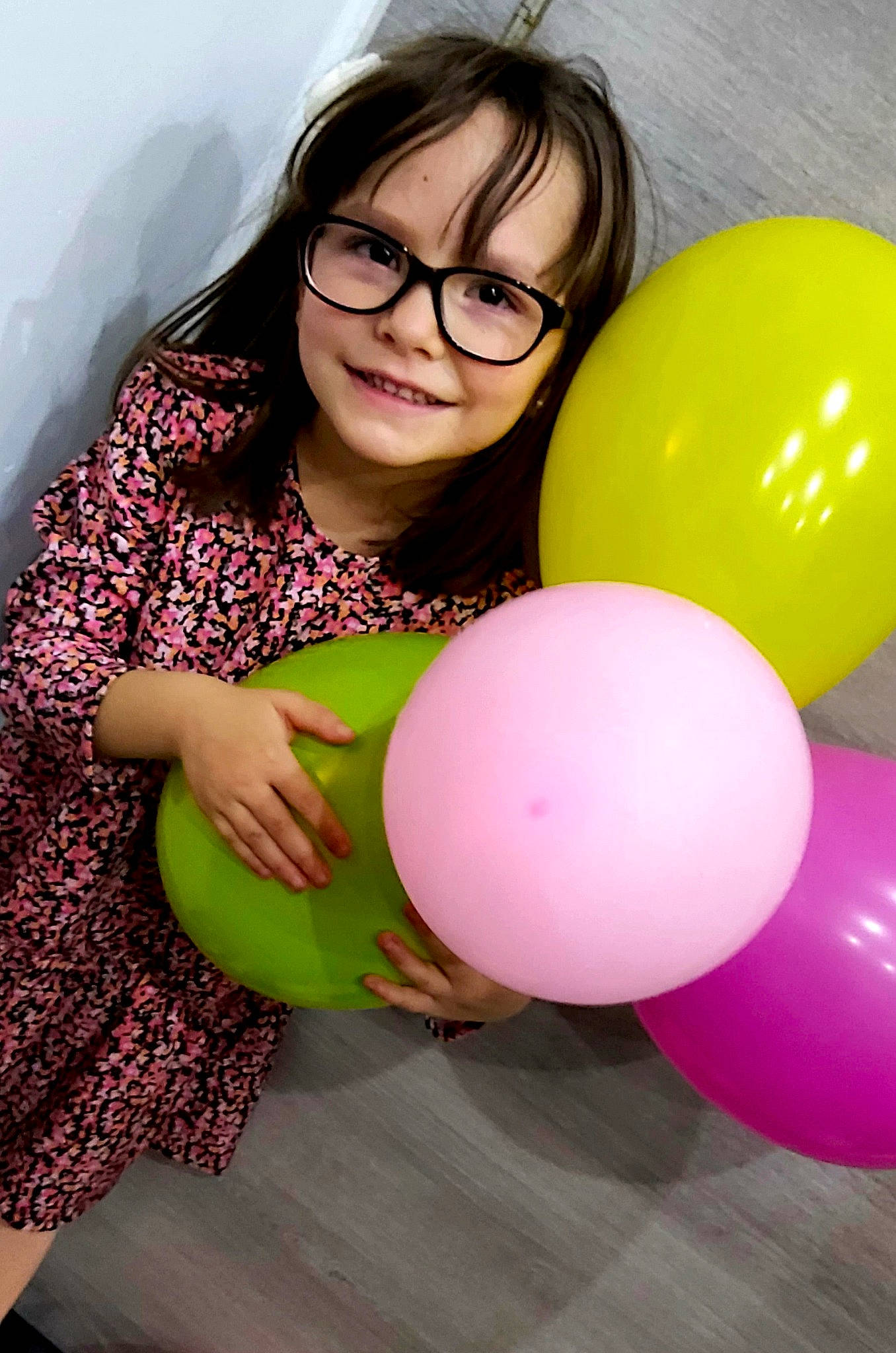 Marie a rejoint le concours — aidez-le/la à gagner de superbes lots ! arm, balloon, dress, eyewear, face, facial_expression, fashion, flash_photography, fun, glasses, hair, happy, head, human_body, joint, joy, leisure, magenta, party_supply, person
