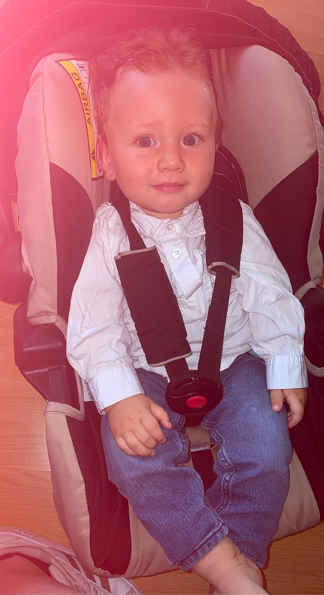 Valentin participe au concours pour gagner de l'argent avec cette photo : baby, baby_carriage, baby_toddler_clothing, blond, chair, cheek, child, collar, comfort, eye, finger, gesture, happy, iris, person, pink, skin, sleeve, smile, thumb