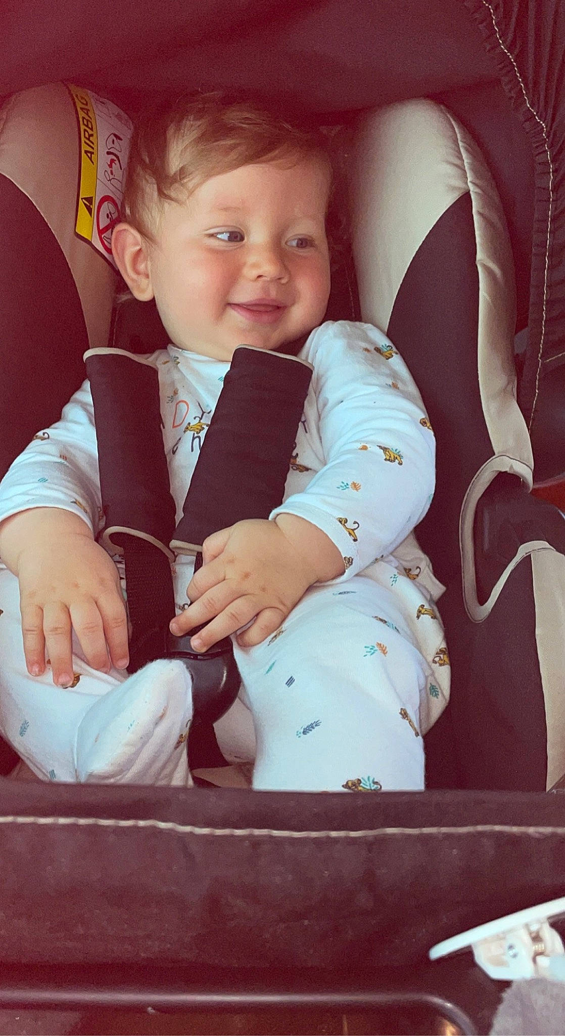 Valentin participe au concours pour gagner de l'argent avec cette photo : baby, baby_products, baby_toddler_clothing, car_seat, chair, child, collar, comfort, formal_wear, fun, gesture, happy, joy, lap, person, sitting, sleeve, smile, suit, thumb
