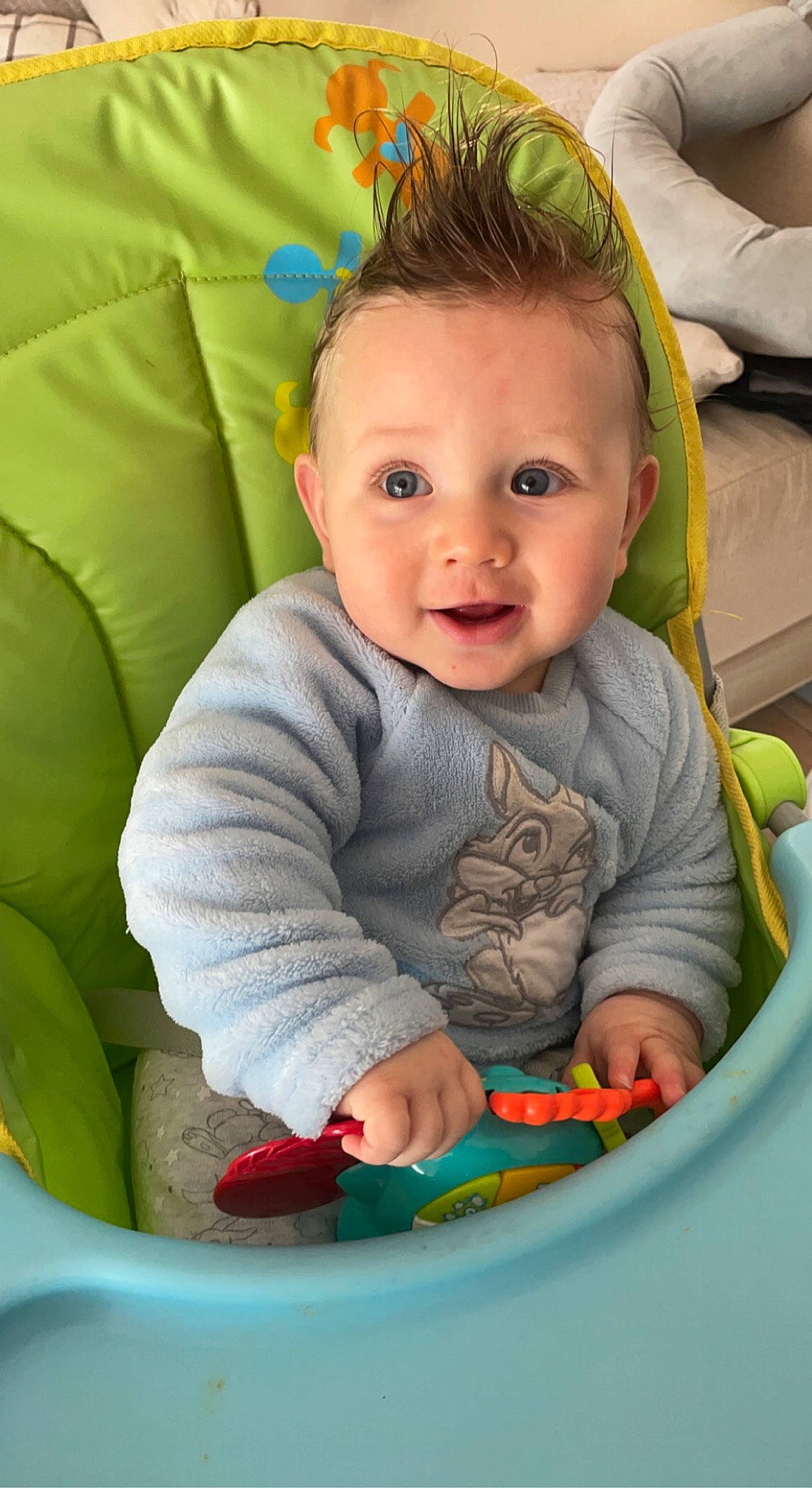 Valentin participe au concours pour gagner de l'argent avec cette photo : arm, baby, baby_playing_with_toys, baby_toddler_clothing, cheek, comfort, eye, face, finger, fun, green, happy, head, iris, person, product, skin, sleeve, smile, toddler