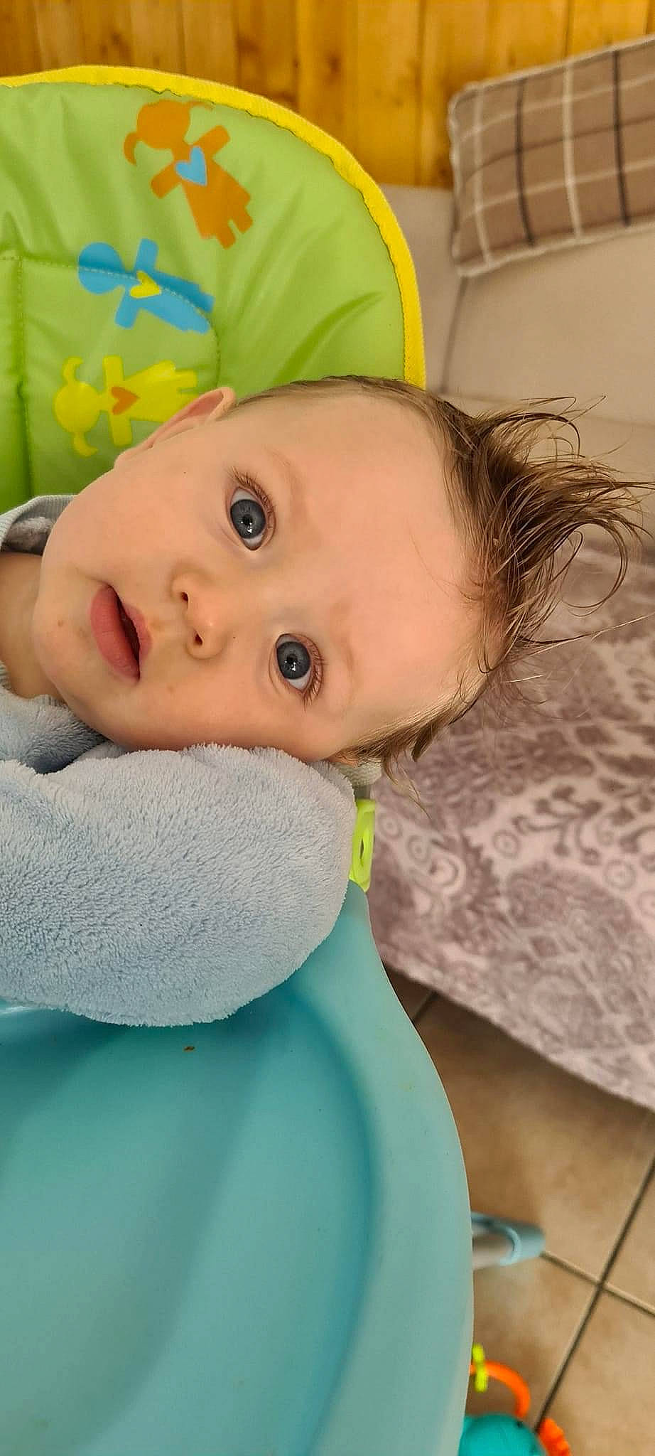 Valentin participe au concours pour gagner de l'argent avec cette photo : baby, baby_toddler_clothing, cap, cheek, child, costume_hat, eye, eyebrow, face, facial_expression, happy, head, iris, nose, organ, outerwear, person, skin, sleeve, surprise