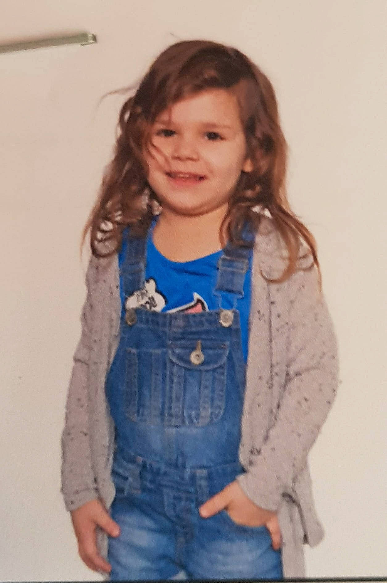 Vincy a rejoint le concours — aidez-le/la à gagner de superbes lots ! brown_hair, child, child_model, clothing, denim, girl, jeans, joy, long_hair, outerwear, person, standing, textile, top, trousers