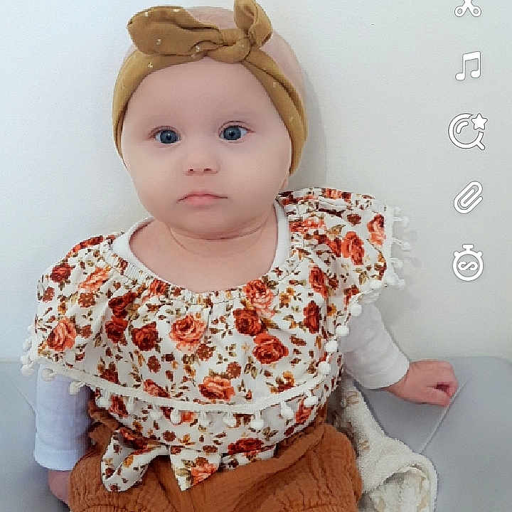 Lüdmylla a rejoint le concours — aidez-le/la à gagner de superbes lots ! baby, baby_toddler_clothing, blond, cap, cheek, child, chin, embellishment, eyelash, fashion_design, head, headgear, iris, lip, neck, peach, pink, skin, sleeve, toddler