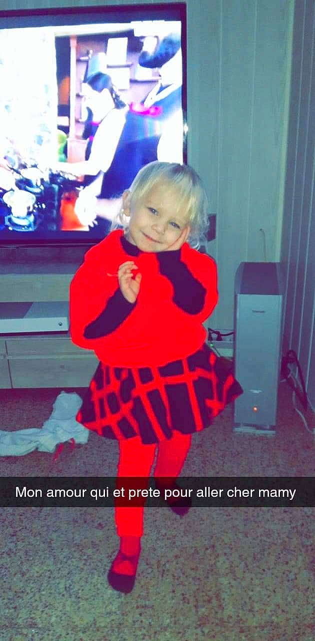 Lyanna a rejoint le concours — aidez-le/la à gagner de superbes lots ! child, christmas_eve, clothing, costume, design, joy, kilt, pattern, person, photo_caption, plaid, play, room, smile, tartan, toddler, uniform