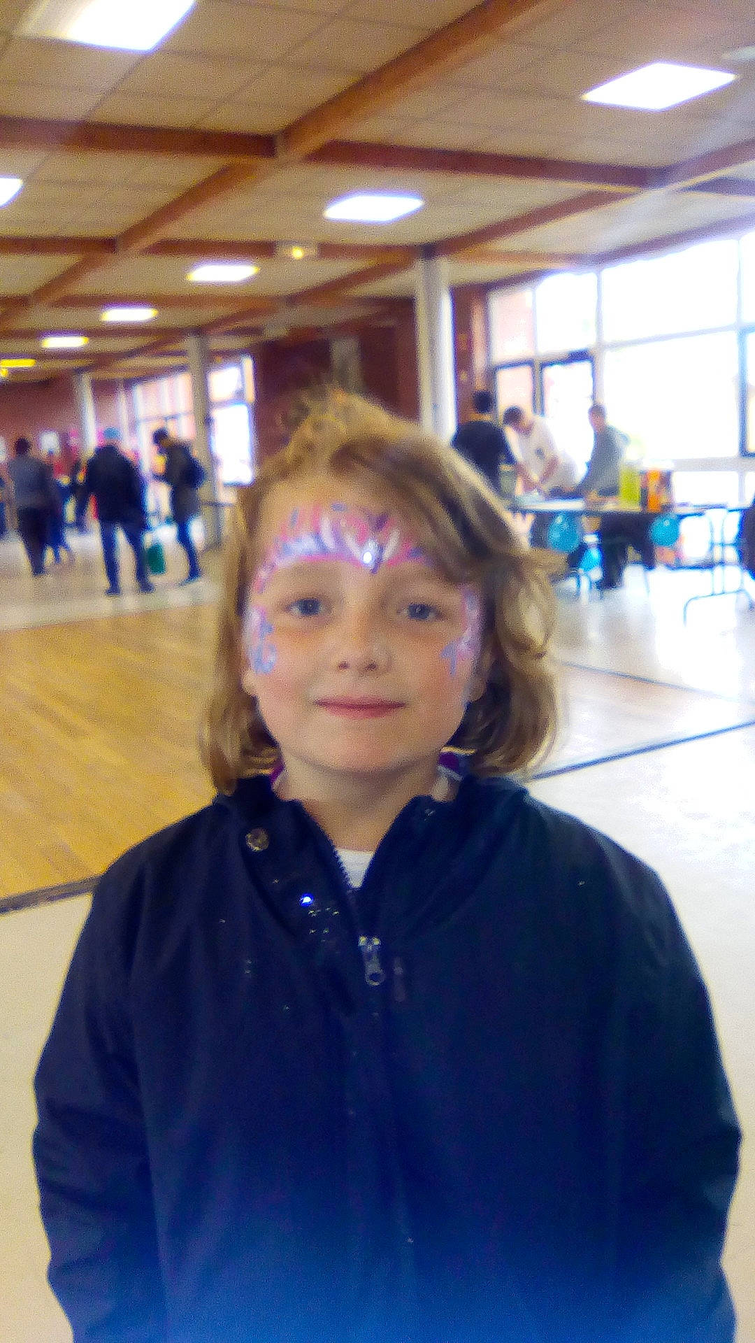 Mandi participe au concours pour gagner de l'argent avec cette photo : costume