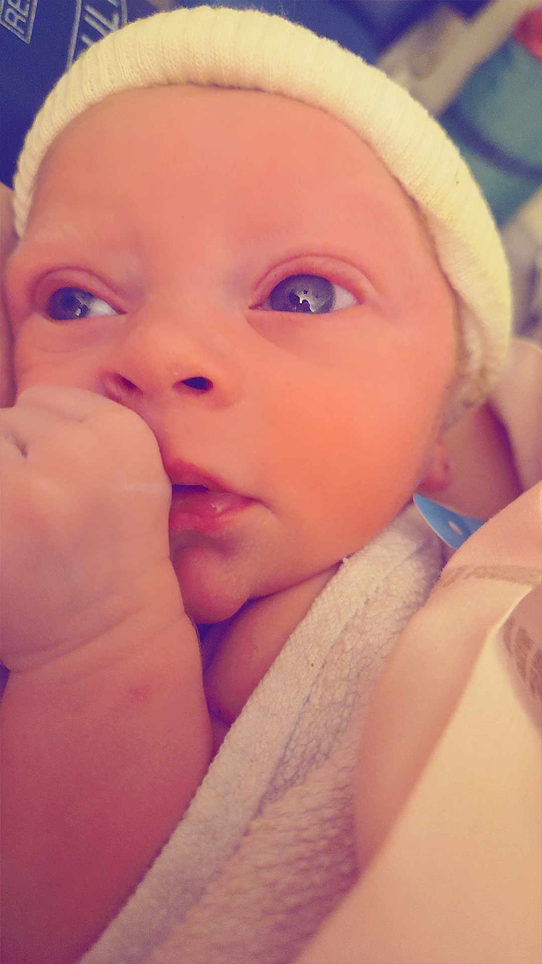 ézekiel participe au concours pour gagner de l'argent avec cette photo : baby, newborn, infant, face, hand, hat, towel, skin, closeup, eyes, cute, child, portrait, soft, warm, sleepy, human, person, newborn_clothing, baby_hand