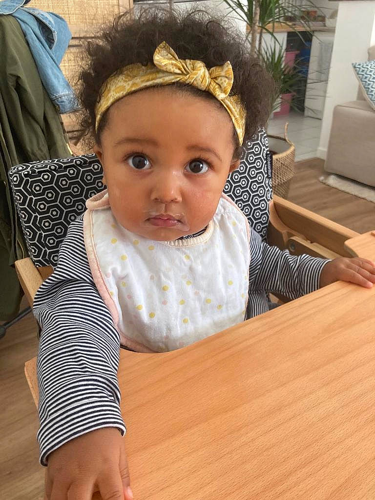 Billie participe au concours pour gagner de l'argent avec cette photo : baby, baby_toddler_clothing, chair, cheek, child, couch, eye, eyebrow, facial_expression, flooring, fun, hairstyle, happy, head, houseplant, iris, person, skin, table, toddler