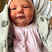 éva participe au concours pour gagner de l'argent avec cette photo : baby, infant, face, headband, pink, blanket, clothing, cute, newborn, portrait, child, person, soft, cozy, indoors, young, skin, expression, wrapped, holding