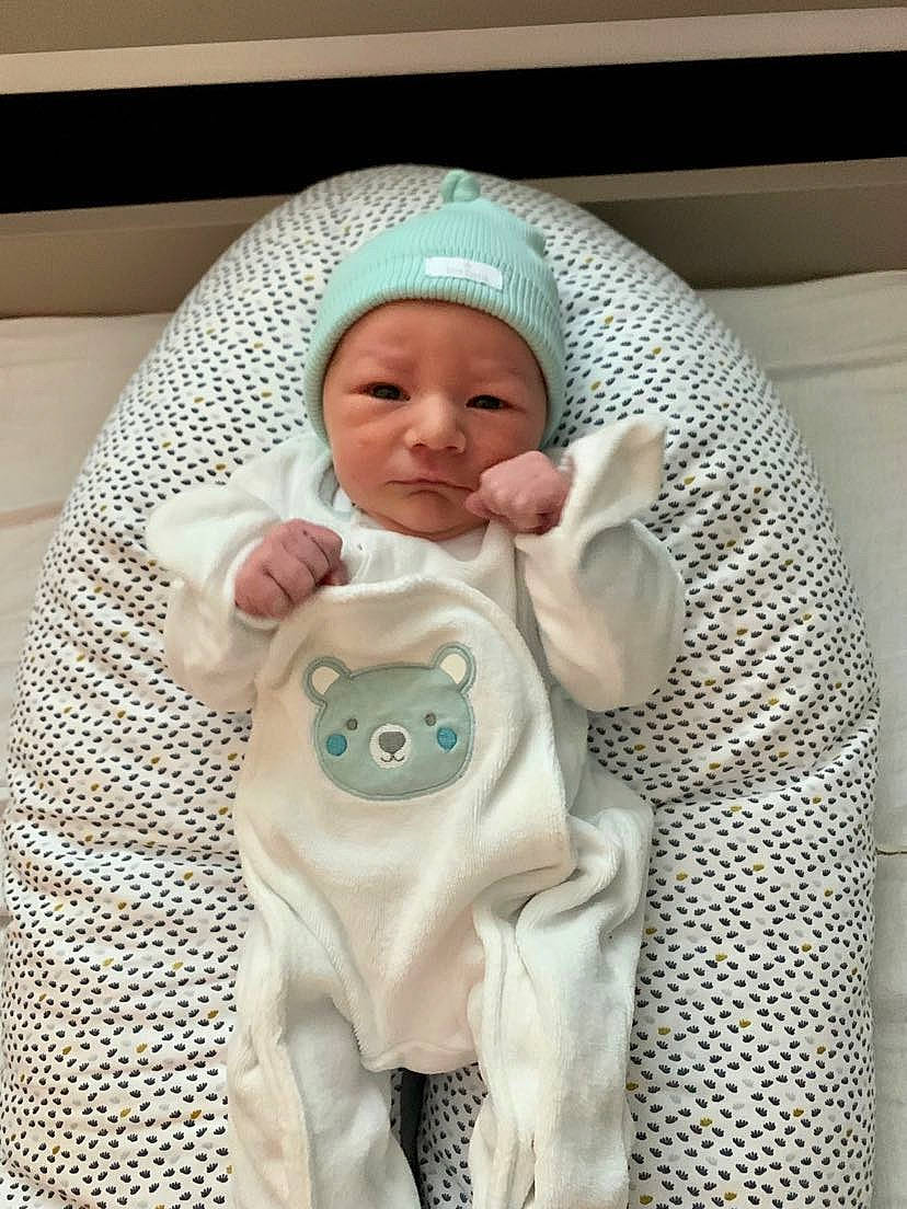 Leyann participe au concours pour gagner de l'argent avec cette photo : baby, baby_products, baby_safety, baby_sleeping, baby_toddler_clothing, beanie, bedding, cap, cheek, child, comfort, head, headwear, infant_bed, knit_cap, linens, person, room, skin, sleeve