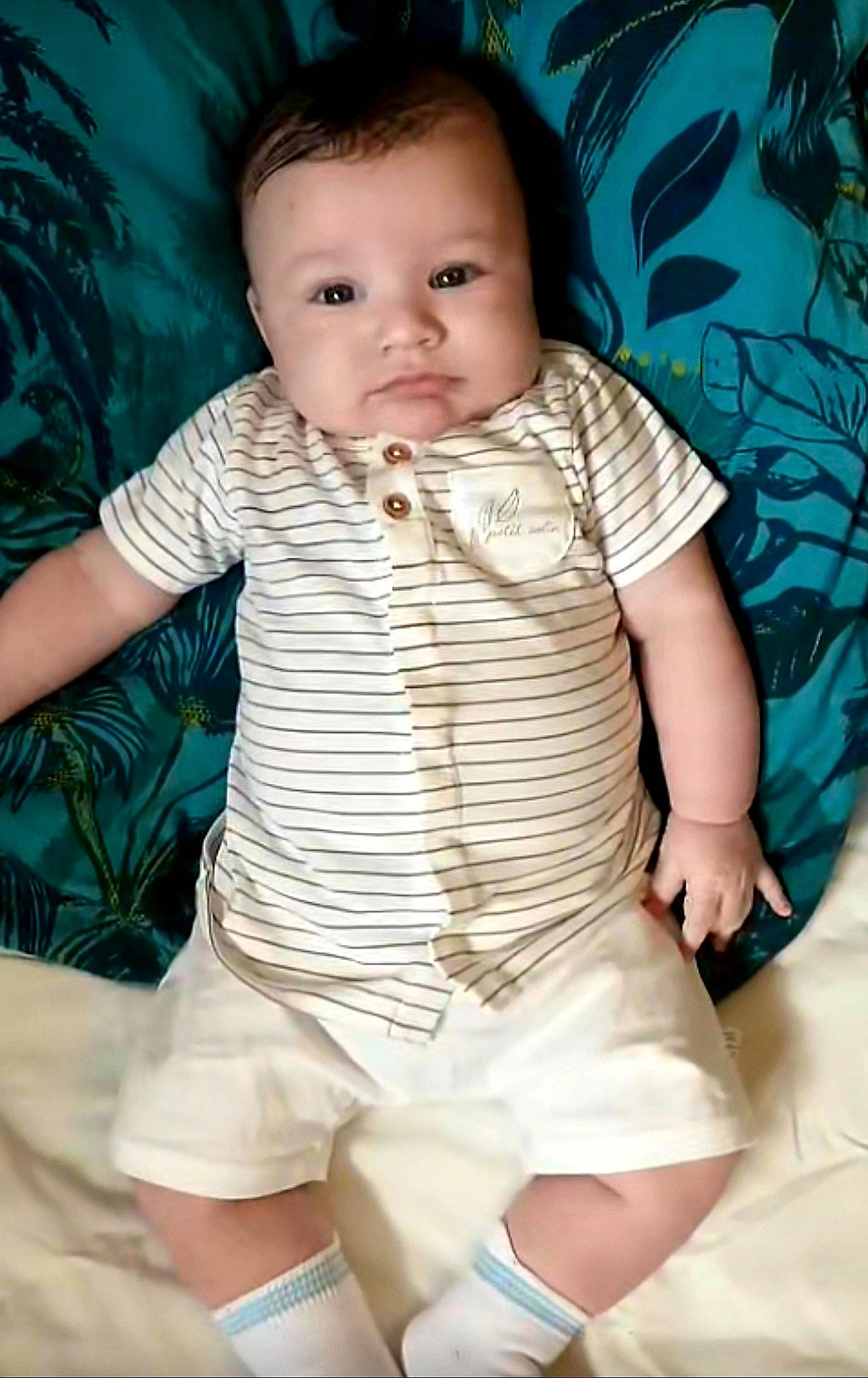 Leyann participe au concours pour gagner de l'argent avec cette photo : arm, baby, baby_toddler_clothing, cheek, eye, finger, gesture, hairstyle, head, human_body, iris, mouth, muscle, neck, nose, organ, person, skin, sleeve, textile