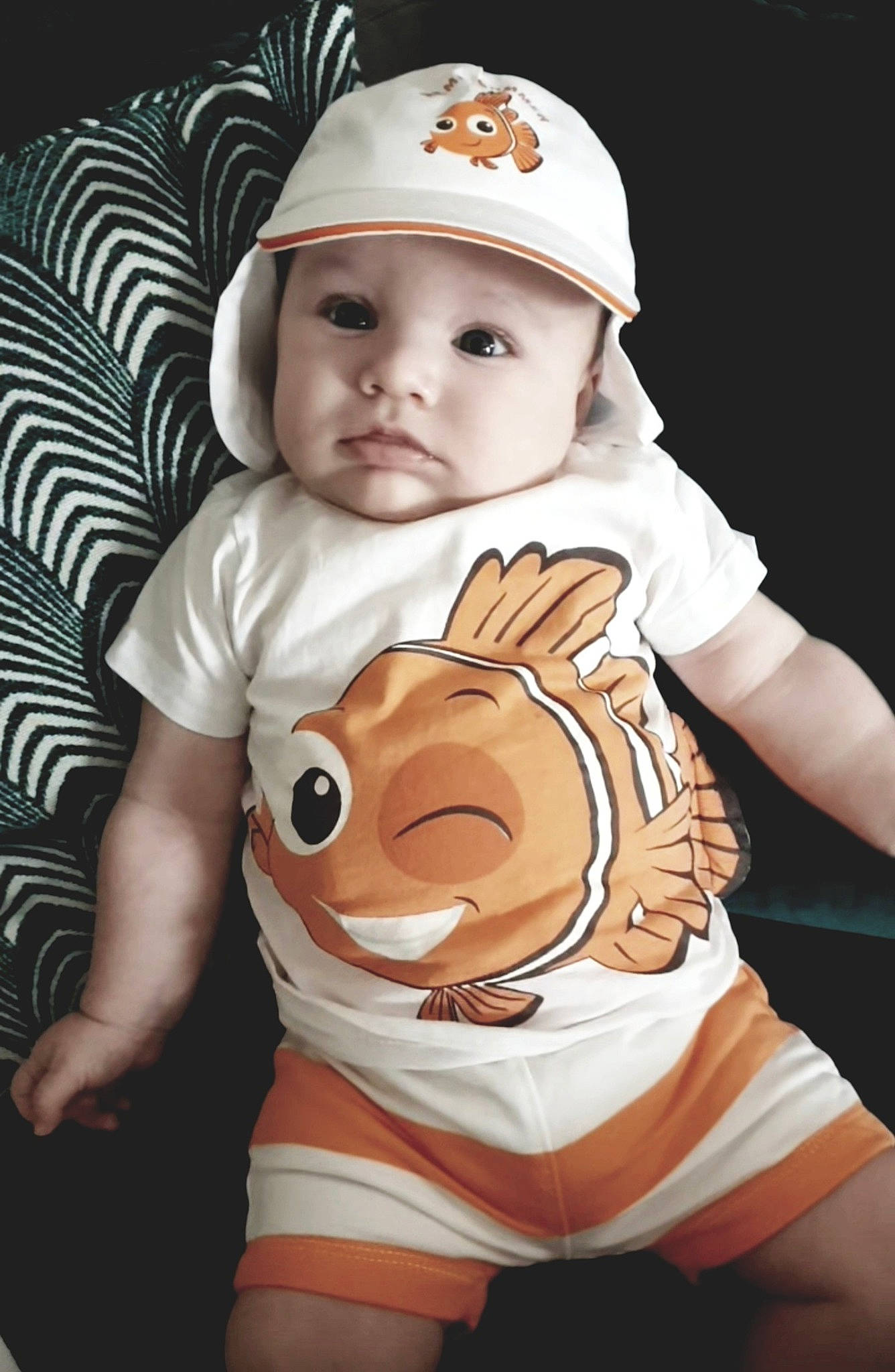Leyann participe au concours pour gagner de l'argent avec cette photo : baby, baby_toddler_clothing, baseball_cap, cap, cheek, child, cool, eye, flash_photography, gesture, happy, headgear, headwear, person, product, skin, sleeve, t_shirt, thumb, toddler