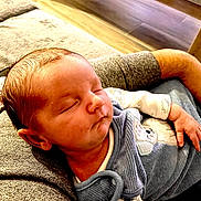 Elyo participe au concours pour gagner de l'argent avec cette photo : baby, sleeping, newborn, infant, person, arm, hand, clothing, blanket, cozy, cute, indoor, closeup, soft, peaceful, resting, child, portrait, warm_light, fabric