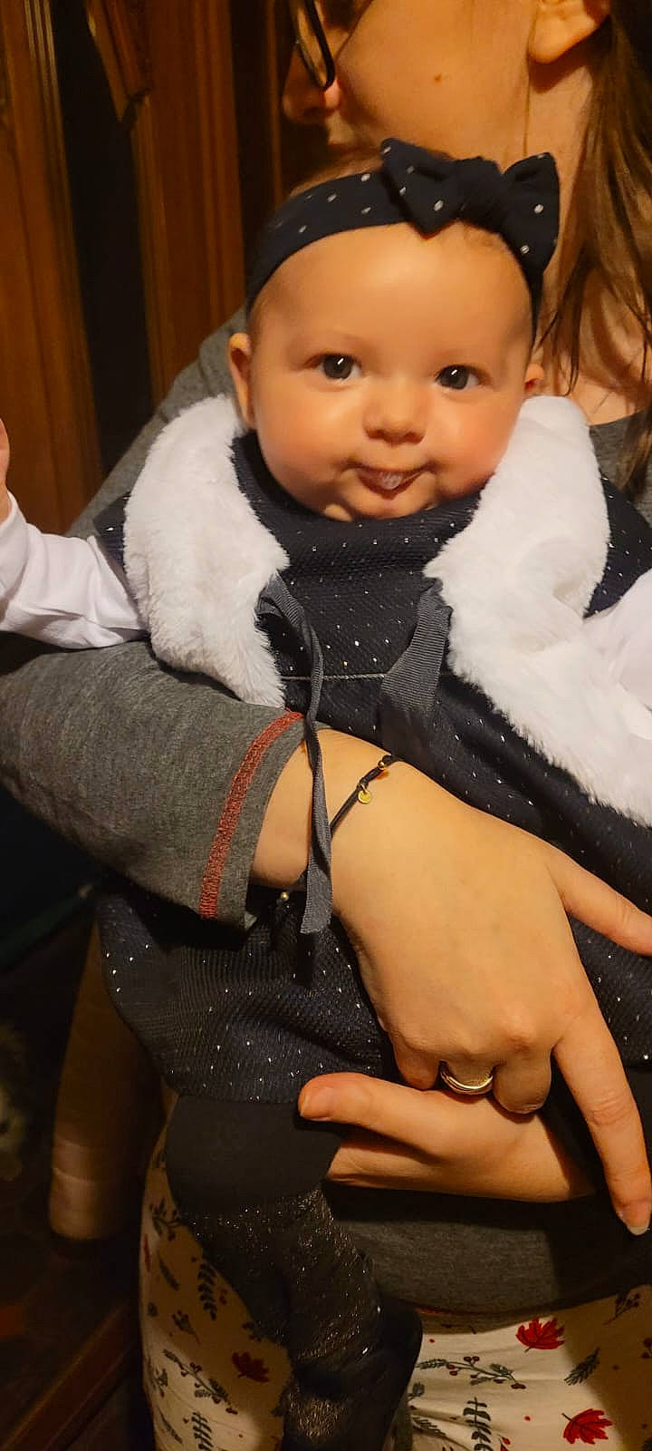 Julianna participe au concours pour gagner de l'argent avec cette photo : baby, baby_toddler_clothing, beauty, cap, cheek, child, eye, face, finger, flash_photography, gesture, happy, head, headwear, person, skin, sleeve, smile, thigh, thumb