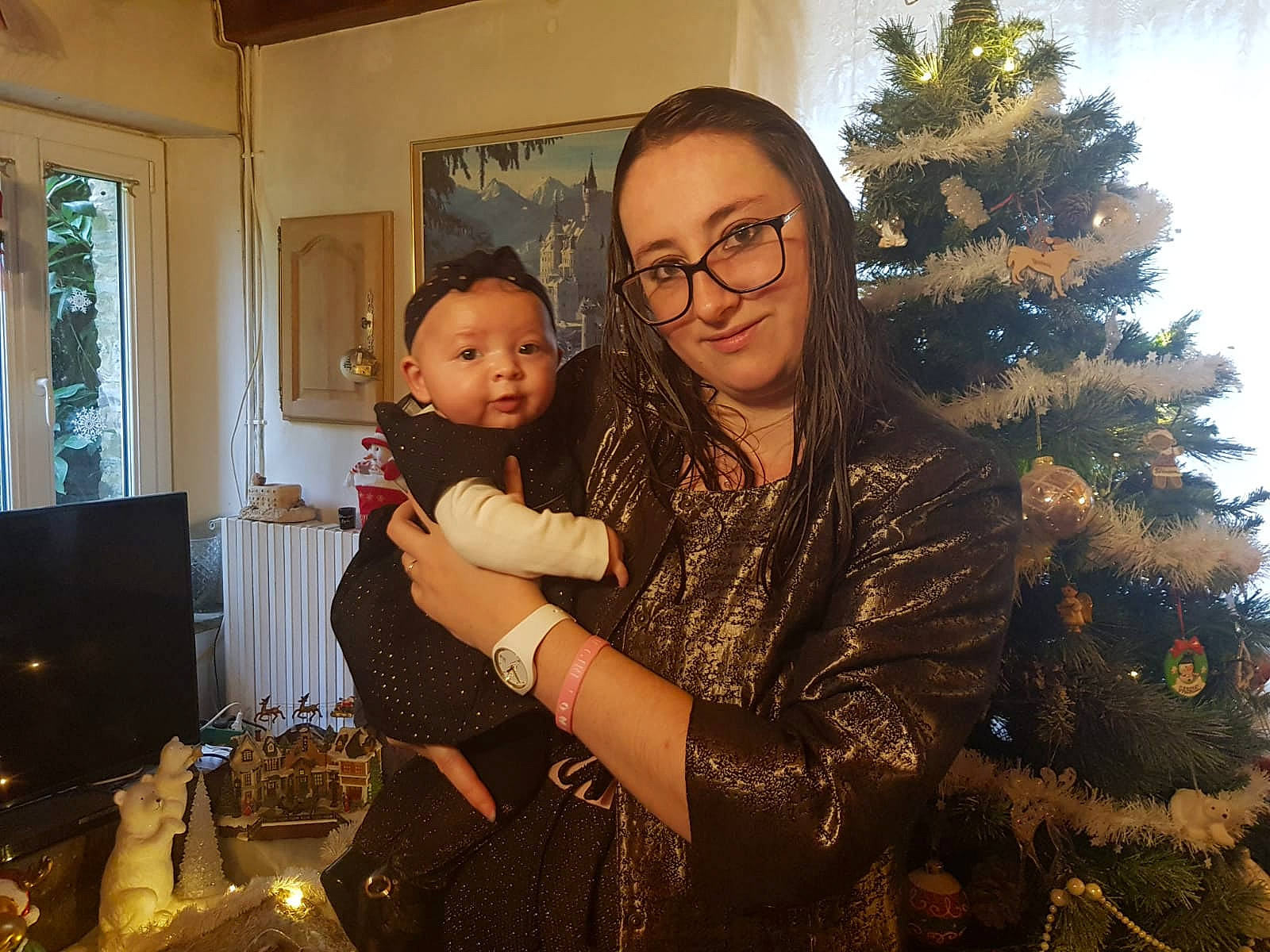 Julianna participe au concours pour gagner de l'argent avec cette photo : christmas, christmas_decoration, christmas_eve, christmas_ornament, christmas_tree, conifer, event, evergreen, fun, happy, holiday, holiday_ornament, joy, living_room, ornament, person, room, sitting, standing, tradition