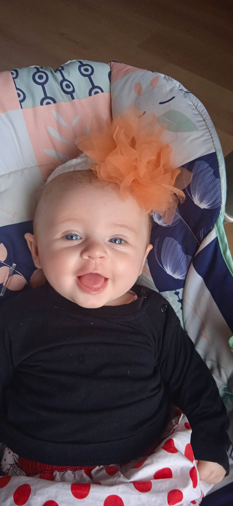 Milena a rejoint le concours — aidez-le/la à gagner de superbes lots ! baby, baby_laughing, baby_products, baby_toddler_clothing, cheek, child, costume_hat, eyebrow, fashion_accessory, fun, happy, headpiece, iris, laugh, nose, person, room, skin, sleeve, smile