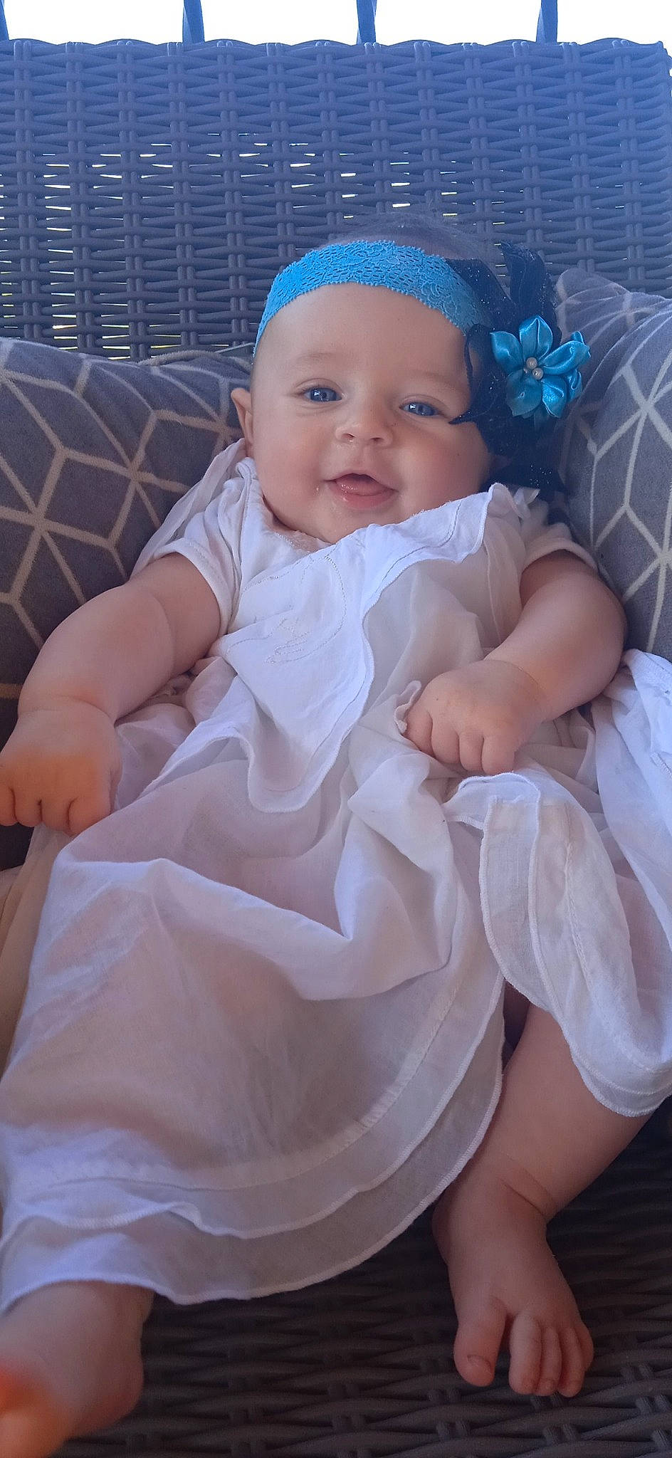 Milena a rejoint le concours — aidez-le/la à gagner de superbes lots ! baby, baby_safety, baby_toddler_clothing, blue, cap, cheek, child, comfort, happy, headgear, headwear, iris, linens, pattern, person, pink, product, skin, sleeve, smile