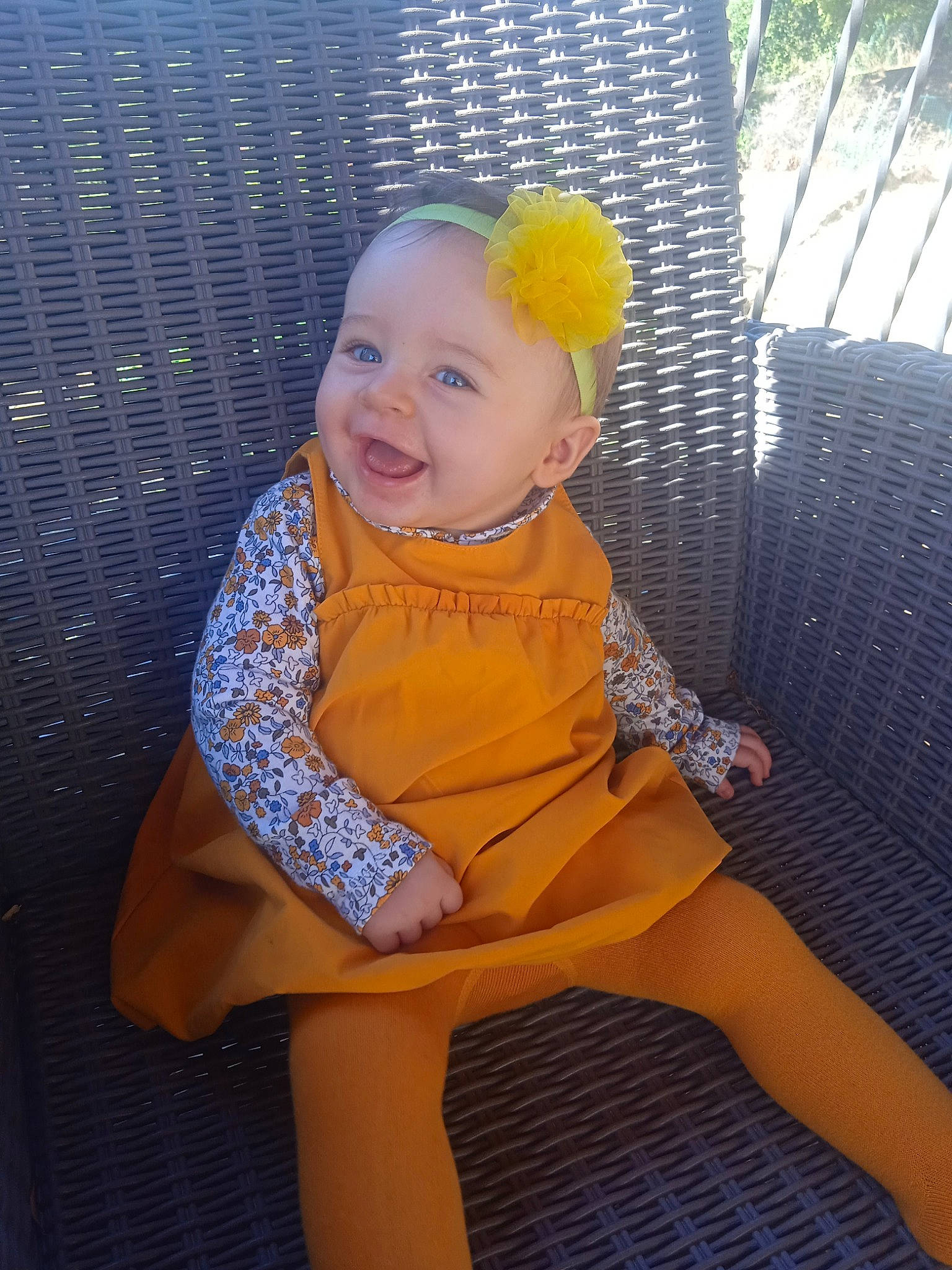 Milena a rejoint le concours — aidez-le/la à gagner de superbes lots ! baby, baby_laughing, baby_toddler_clothing, chair, electric_blue, fun, happy, hat, headwear, human_leg, iris, knee, leg, leisure, person, skin, sleeve, smile, sock, thigh