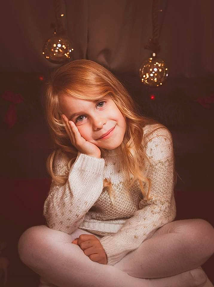 Alyssa participe au concours pour gagner de l'argent avec cette photo : art_model, blond, brown_hair, chair, chest, event, flash_photography, fun, fur, happy, human_leg, jewellery, joy, knee, lap, lighting, ornament, pattern, person, sitting